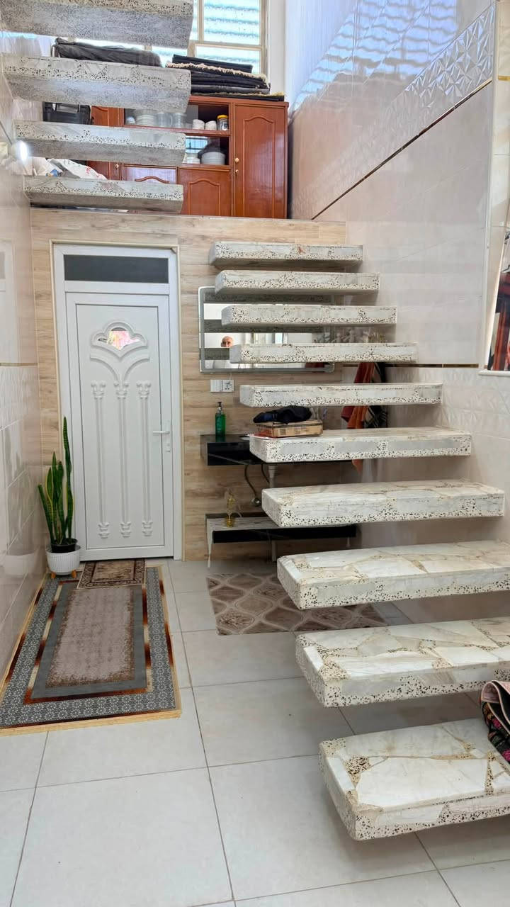 السلام عليكم
بيت في المدحتيه قرب حسينية منعم الگيم شارع المرحوم عبيد نغيمش 

مساحة الكليه ٢٣٠
مساحه البناء ١٨٠
مجمع صحي داخلي + خارجي 
صاله ٧*٤
غرفه٥*٤ 
غرفه٤.٥*٤
استقبال ٦*٤
مطبخ ٤*٤
شارع رئيسي ٨ متر. فرعي ٦متر 
للتواصل الاتصال علئ الرقم *********** 
ملاحظه البناء درجه اولئ طابووق وصب كونكريت
