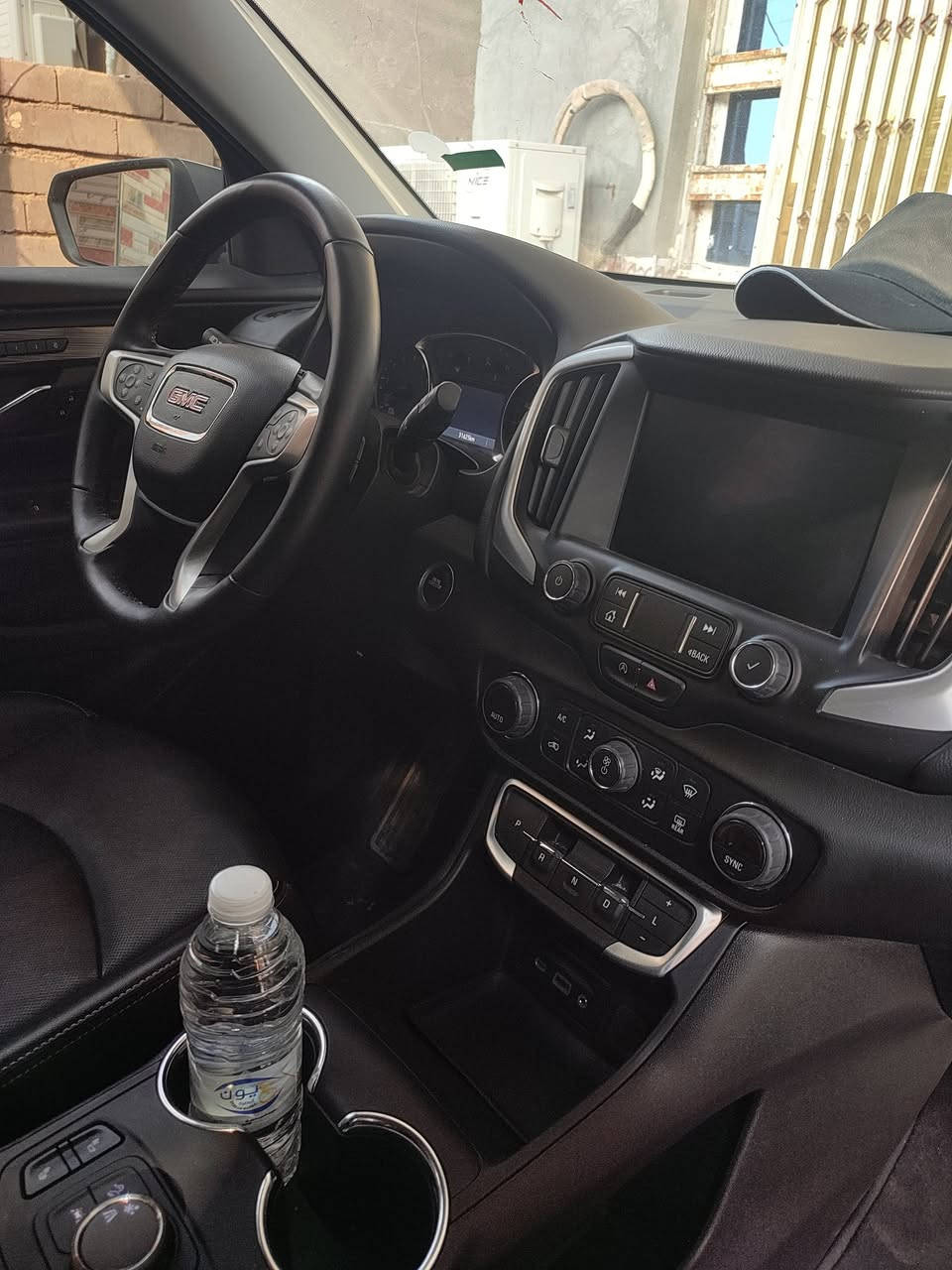 جمسي تيران ​الموديل: 2024 (أحدث جيل). تترقم جميع المحفظات معدا الاقليم 
​الفئة: SLT (كامل مواصفات ما عدا الفتحة).
​المحرك: 1.5L Turbo (قوي واقتصادي جداً بالوقود).
​ناقل الحركة: أوتوماتيك 9 سرعات.
​المواصفات الداخلية والترفيه:
​المقاعد: جلد فاخر (Perforated Leather) مع تطريز مميز.
​التحكم: كراسي كهرباء (8 اتجاهات) مع ذاكرة خزن لوضعيات القيادة.
​التدفئة: تدفئة للمقاعد الأمامية وللمقود (ستيرنج).
​الشاشة: شاشة كبيرة 8 إنش تدعم Apple CarPlay و Android Auto (لاسلكياً).
​النظام الصوتي: نظام Bose العالمي بـ 7 سماعات (صوت نقي جداً).
​التكييف: مناخ مزدوج (تحكم منفصل للسائق والراكب).
​الأنظمة التقنية والأمان:
​التشغيل: بصمة وتشغيل عن بُعد.
​الصندوق: باب خلفي كهربائي (يفتح بحركة القدم - Hands-free).
​الأمان: رادار تصادم، نظام الحفاظ على المسار، تنبيه النقاط العمياء، وكاميرا خلفية عالية الدقة.
​الإضاءة: LED بالكامل (تصميم GMC المميز).
​تحديد مسار 
سياقة ذاتيه 
وبعد بيها مواصفات ما ذاكرها 
الحادث خفيف بنيد فقط راجع عل بارد  صورة الحادث مرفقه مع الصور 
​للتواصل والاستفسار:
​السعر: [ 185 ورقه ]
​رقم الهاتف: [***********]
​الموقع: [البصرة قرنه ثغر ]
