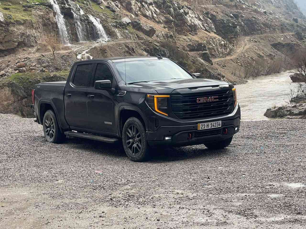 جمسي سيرا 2023 الفيشن

اصدار مميز x31 اوف رود 

GMC X31 خيارًا مُوجهًا للطرق الوعرة لشاحنات
وهي في الأساس 
بديل لعلامة 
Z71 

 GMC. وتضيف ترقيات وظيفية تشمل ممتصات صدمات Rancho®، وعلبة نقل ثنائية السرعات (مع وضع 4-منخفض)، وصفائح حماية، وإطارات لجميع التضاريس، ونظام التحكم في نزول المنحدرات لتحسين القدرة.

محرك  v8 5300

فول مواصفات 

داخل شكل الجديد

شاشه كبيره 
بصمه تشغيل 
بصمة ابواب 
تشغيل عن بعد 
باب طويل المرغوب

باب خلفي  3 قطع
رباعي 4x4
 محرك V8 5.3 
اوتو ستارت 
شاحن واير ليس

ويل كب 
لايت لد زنون 
بروجكتر زنون 
شاشه كاميرا 

ماشيه 38 الف 

مكان السياره بغداد حي الحسين خلف كليه الرشيد 

للتواصل  ***********
