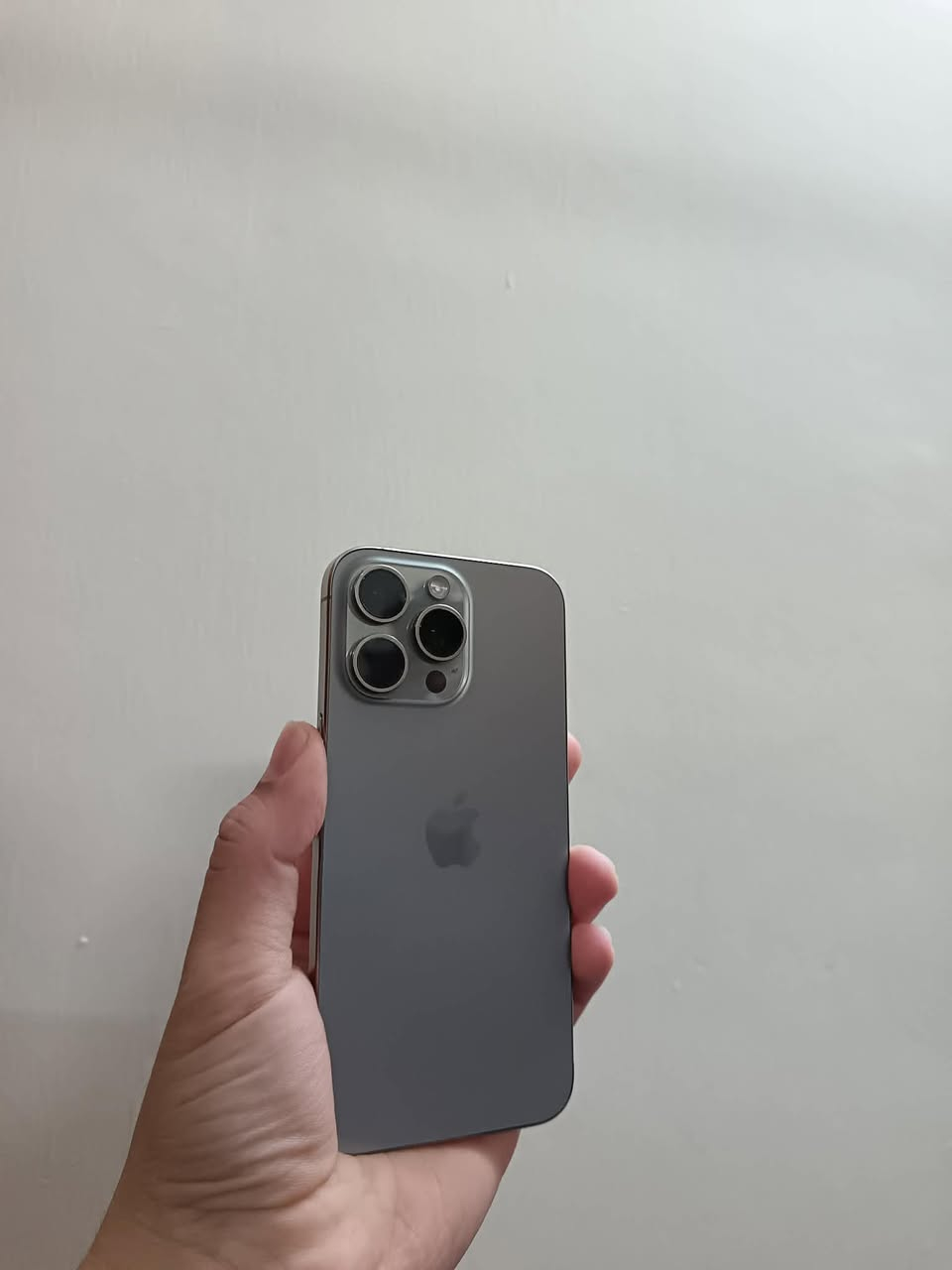 للبيع فقط.             ((السعر 690وبي مجال بسيط))

ايفون 15برو ماكس. 🩶
ذاكره 256دبل سيم ((شرق اوسط))
نضافه فول
فيس أيدي شغال 🙂
بطارية 90🔋
فقط امبدل شاشة Gx
للاستفسار. ‭٠٧٧٧ ٨٢٢ ٨٨٠٢‬. 

  ((السعر 690وبي مجال بسيط))
