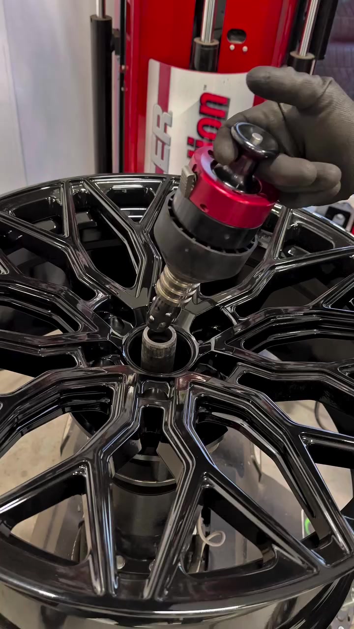 Czas na świeży zestaw!✨

Właśnie tak wygląda montaż wykonany na naszym topowym sprzęcie amerykańskiej marki Hunter – pełna precyzja, zero ryzyka uszkodzeń i maksymalna dbałość o każdy detal.

Chcesz wymienić opony profesjonalnie i bez stresu?
📞 Zadzwoń i umów się już dziś: 733-267-267

#hunterrevolution #wymianaopon #serwisopon #tirechange #asmrvideo #satisfyingvideo #oddlysatisfying #satisfyingmachines #garagevibes #carservice


**إذا كنت صاحب هذا الإعلان وتريد حذفه لأي سبب، رجاءا أرسل رسالة إلى الدعم الفني**