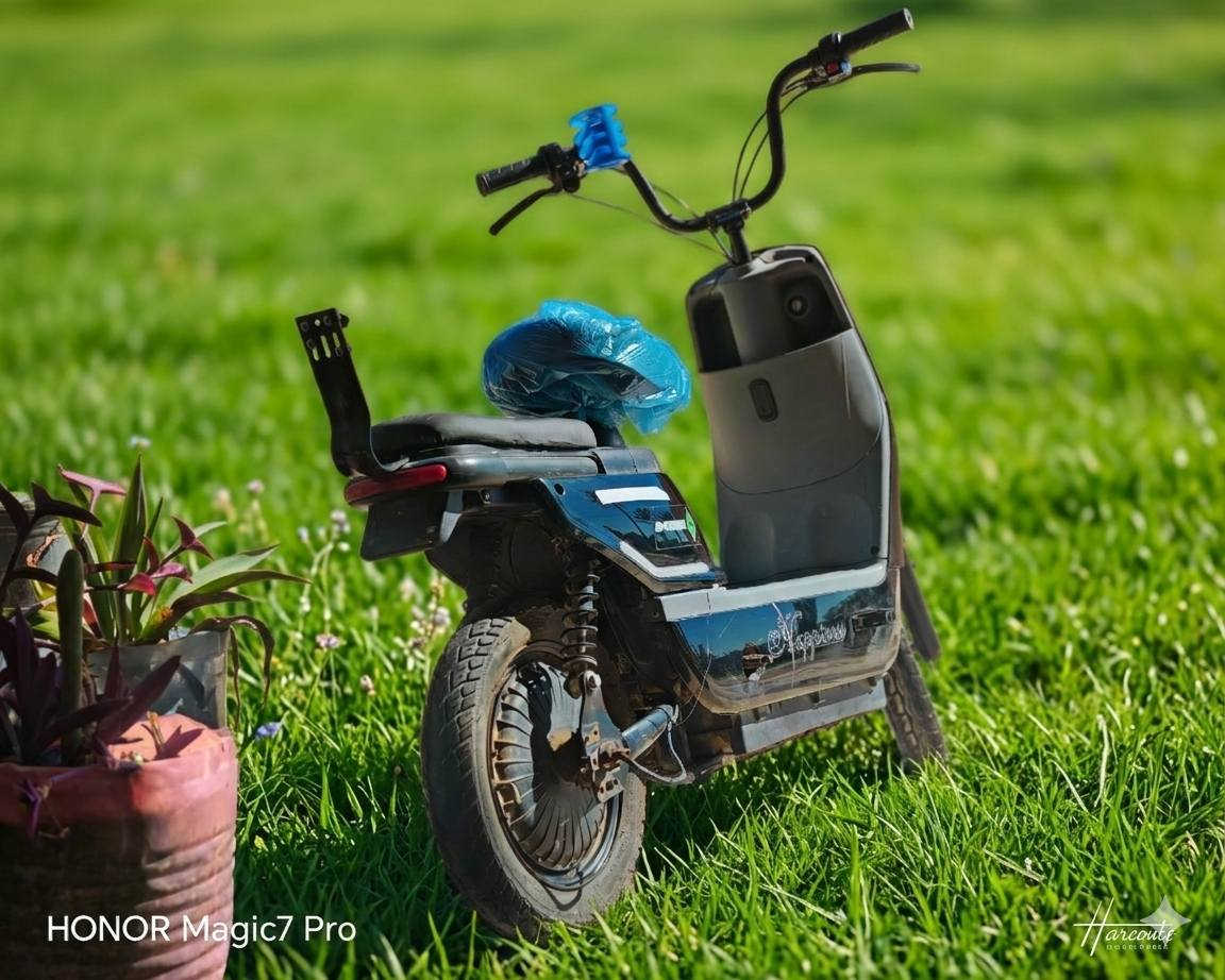 للبيع السعر 170 الف . بطاريه تمشي 16 كيلو .. تايرات جديده بدلتهن قبل 15 يوم .. حديد قوي تتحمل وزن اكثر من 150 .. نقص فقط شاشه .. تكدر تعرف شحنها من الشاحنه مالتها الاصليه  بيها عداد الشحن .. مكاني محموديه .. رقمي ***********
