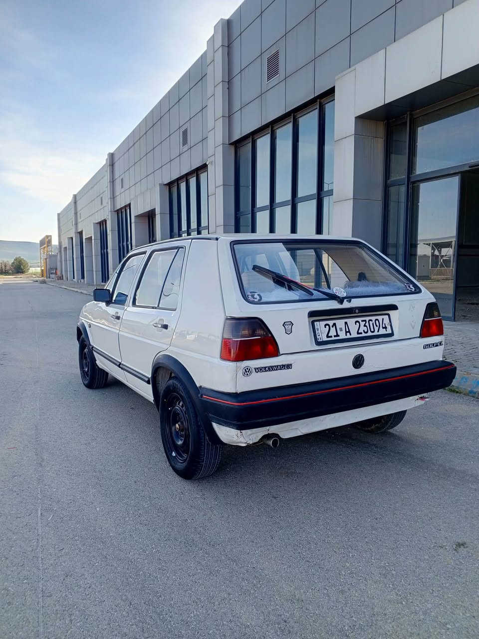 سلاوي خوا لة هةموو لايةك 
گؤلف موديل 86
نموونة لةجواني 
بيدةعموو ليدراو دوو پةلة بؤياخي بچوكي هةية
رةقةموو سةنةوي تازة 
تاقم پيشوو دواي تازة داگيراوة
تاقم تايةي لؤك يةك حةفتةية بةسراوة 
هةموو گياني لةسةر شةريكة ماوة
سعري 33$ كةميك معامةلة
شوين سليماني 
ژ/ *********** السليمانية, العراق
