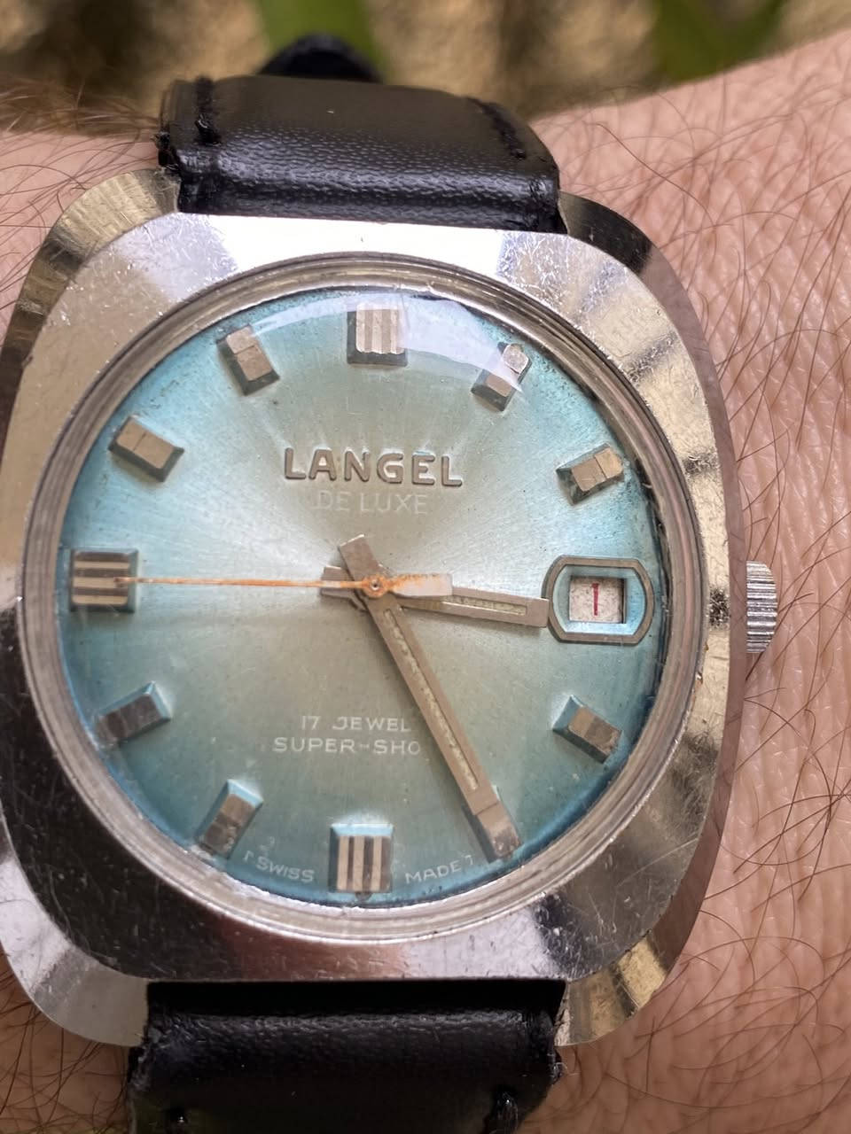 لنكل  سويسري 

نصب تكويك 

تعمل بكفاءة عالية 

مينا فيروزي جدا مميزة 

مقاومة للماء 

زجاج ضد الخدوش 

القطر ٣٦

السعر ٧٥ الف 

يوجد توصيل لجميع المحافظات 

***********
