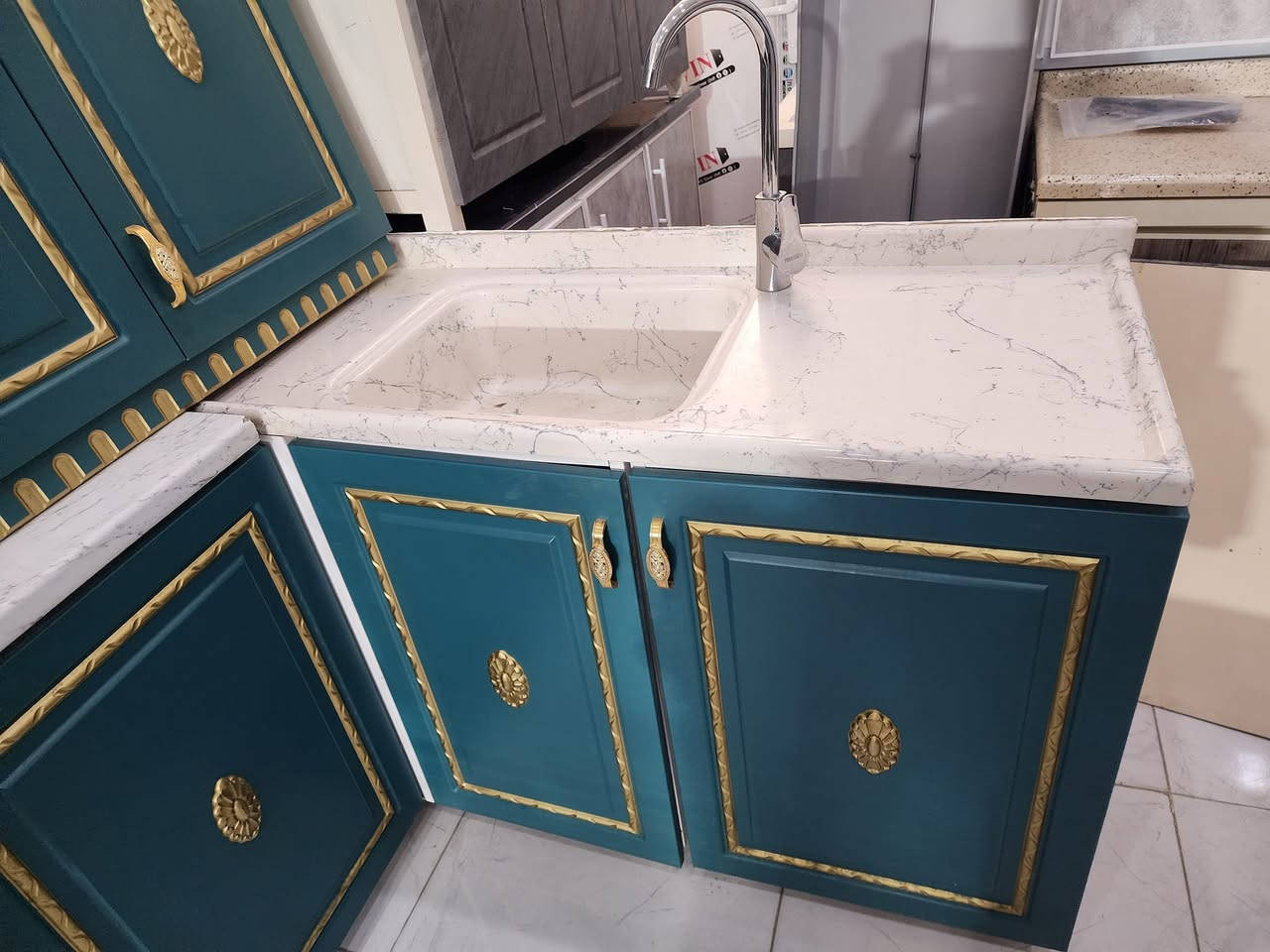 مستخدم شي قليل موديل ملكي 
داخل خارج خشب تركي 
قياس مترين ونص ارضي وملحق 
وسنك متر و نص مرمر 
عنوان اربيل نقل حد بغداد علينا 
للستفسار ع خاص او وتساب ***********
