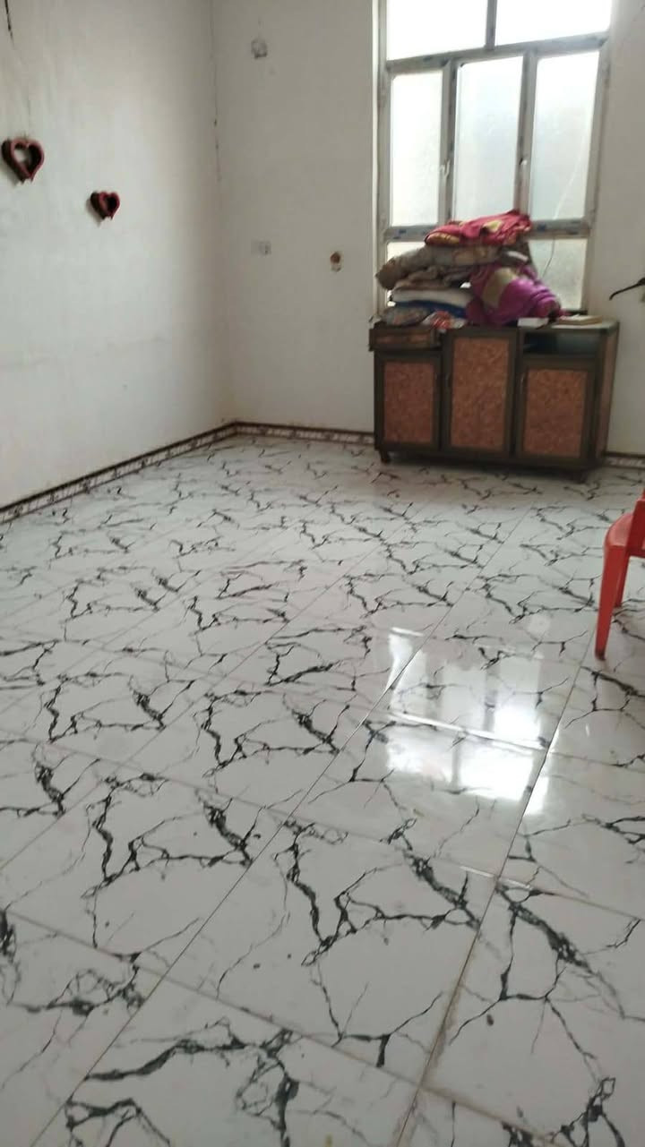 مناسب جدا 
دار سكن بناء 2016
قرب تقاطع حي الصدر والسياسين جهة حي الشهداء الثاني عن التقاطع 150 متر..
مساحة 200 متر طابقين 
الطابق الاول غرفتين وصاله ومطبخ وصحيات عدد 3 وبراني وكراج والطابق الثاني غرفتين وصالة وصحيات..
البناء كونكريت وأساس عالي عن الشارع..
بسعر 130 مليون حر غير مطلوب 
البيت فارغ حالياً وجاهز للسكن من يوم البيع 
للاستفسار 
***********
***********
