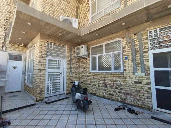 للبيع بيت مساحه ٢٥٠ متر نزلة بيت حايف (١٠×٢٥)طابو زراعي  سند ٢٥ يتحول باسمك ومشمول بقرار التطويب رقم 3200
••الطابق الاول يحتوي :
•صحيات خارجيه
•مطبخ حار وبارد
•استقبال كبير (٥×٨) 
•هول داخلي 
•مجموعة صحيات كامله
•منور عدد ثنين
•غرفة نوم سويت (٥×٦) 
•غرفة نوم (٥×٤) 
•• الطابق الثاني يحتوي :
•غرفة نوم سويت (٥×٨) 
•غرفة نوم(٥×٧) 
•هول داخلي مع مجموعة صحيات كبيره
•غرفة مخزن
• سطح خارجي (يمكن البناء بهِ) + بيتونه. 
م/ توجد مدرسه ابتدائيه + ثانويه خلف البيت 
العنوان : الكوت الجديد/مجمع النفط الثاني / قرب مدرسة الحشد.
السعر  ١٥٥  وبي مجال بسيط
للاستفسار اكثر الاتصال على الرقم او التواصل على الخاص
***********
