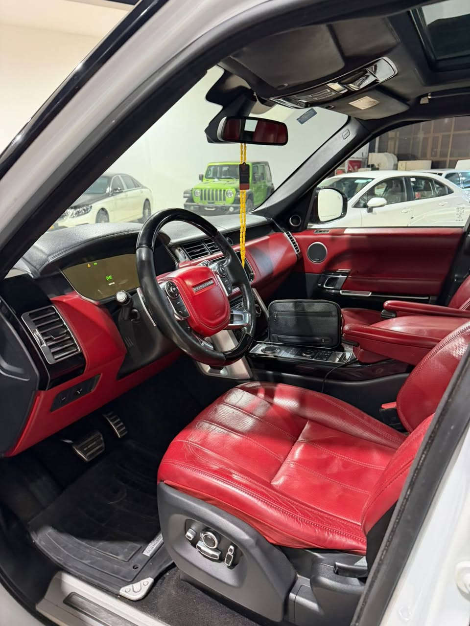 للبيع فقط رانج روفر فوك رقم بغداد الماني 2016
📌📌الفئه اتو باي كرافي 
📌📌الون ابيض صدفي 
VIB 📌📌
📌📌داخل احمر 
📌📌محرك سوبر جارج V8
📌📌بانورامه 
 📌📌مساج 
📌📌وكالت سردار 
عنوان السيارة معارض النهضه شركت الكرادي 
الهاتف ***********عبدالله حسين الكرادي
