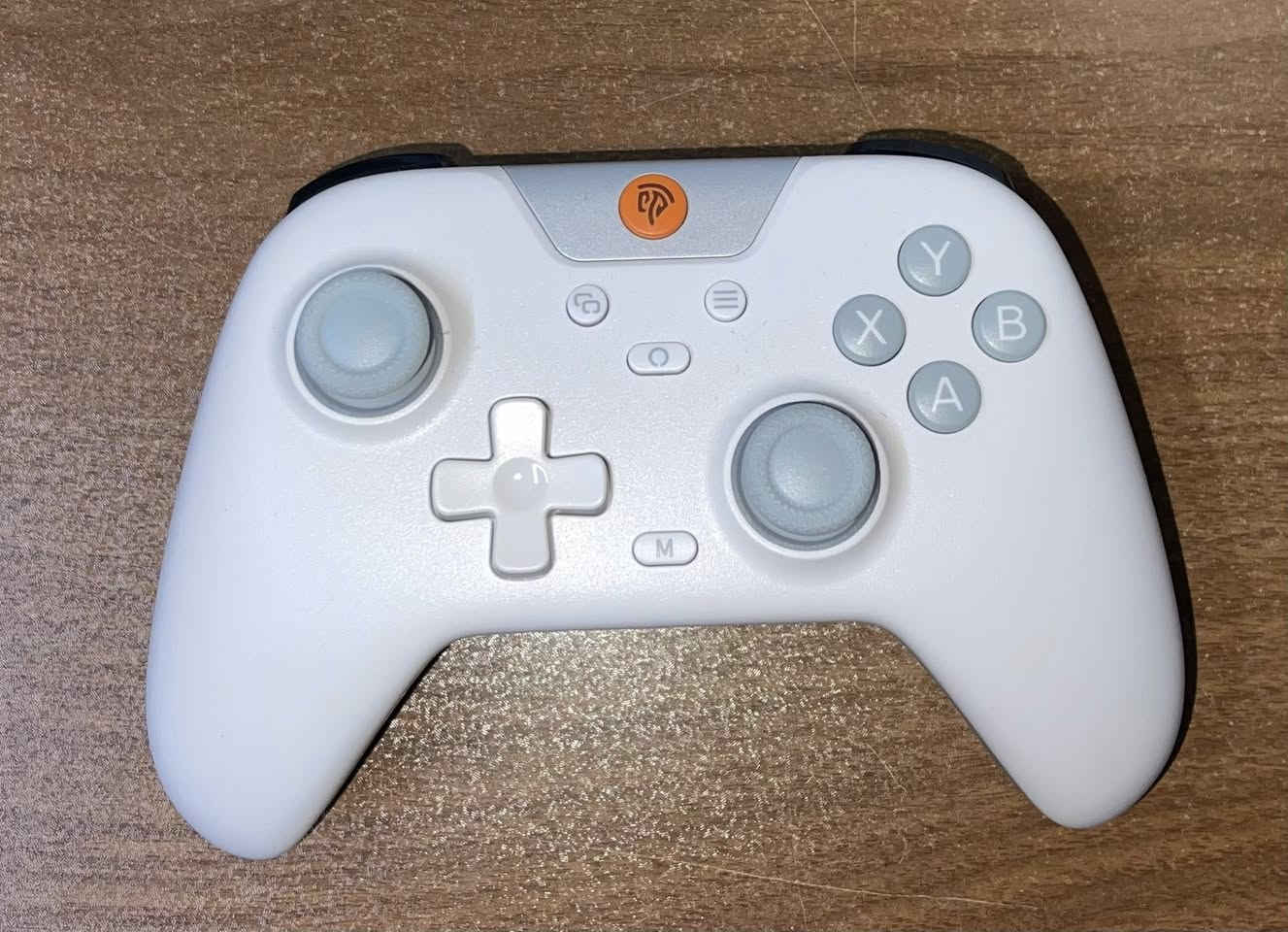 جوستك EasySMX X05 Wireless Controller يستخدم للألعاب، ويشتغل على أكثر من جهاز:
• 💻 الكمبيوتر (PC)
 • 📱 الموبايل (Android / iPhone)
 • 🎮 نينتندو سويتش (Switch)

يشتغل:
 • وايرلس (بلوتوث أو قطعة USB)
 • أو سلك (USB)

وفيه مميزات مثل:
 • اهتزاز (Vibration)
 • أضوية RGB
 • بطارية قابلة للشحن 🔋


**إذا كنت صاحب هذا الإعلان وتريد حذفه لأي سبب، رجاءا أرسل رسالة إلى الدعم الفني**
