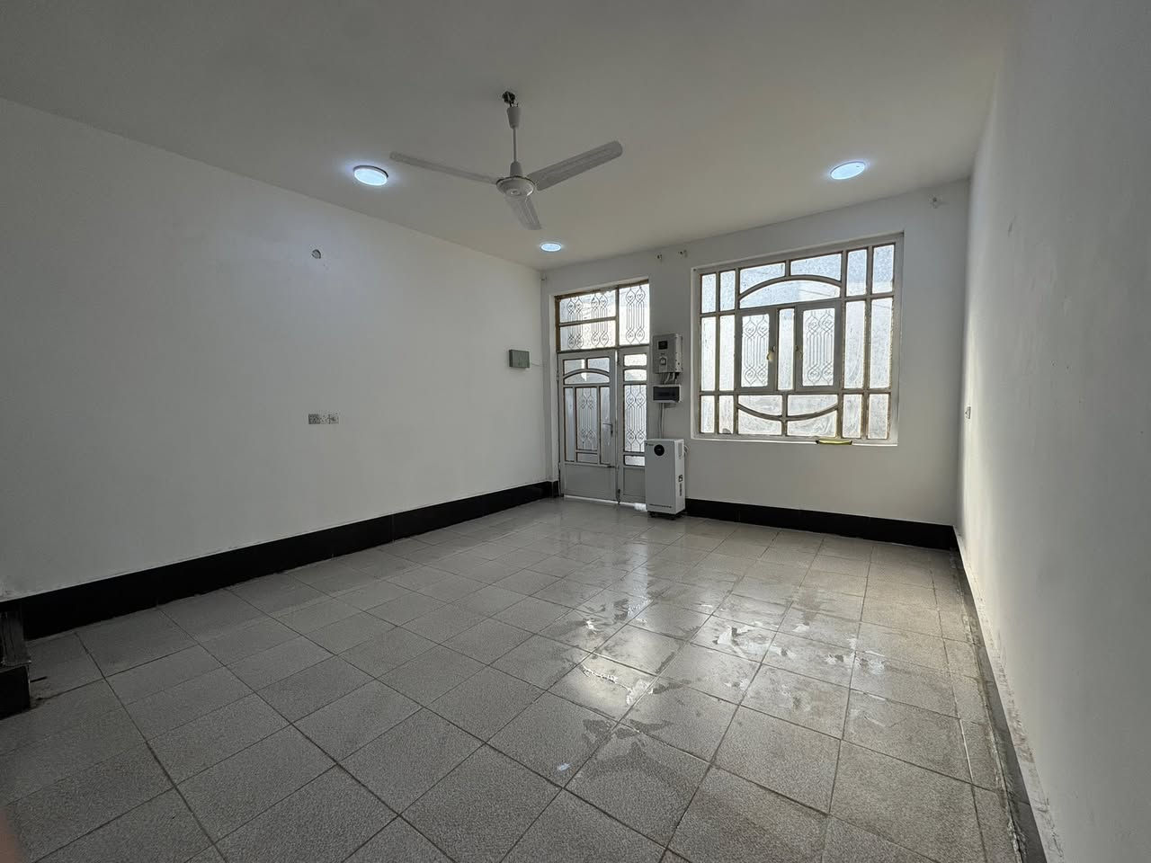 🔴مشتمل للأيجار   المساحه 100 متر
📍الورديه خلف مستشفى الكفيل مباشرة 

البيت يحتوي على 3 غرف نوم ومجمعين صحيات ومطبخ واستقبال 

⚡️البيت يحتوي على (طاقه شمسيه)وكاونتر وسخان

سعر الايجار 425 الف شامل اجور الكهرباء والماء 

للاستفسار الاتصال على الرقم 

☎️***********
