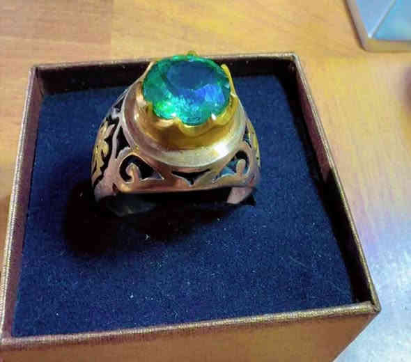 حجر التوباز الاخضر النادر مع صياغه يدويه السعر 120 الف للحجز واتساب *********** بغداد
