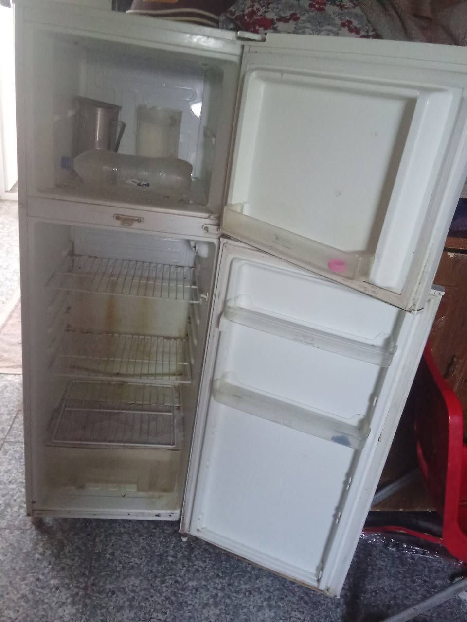 السلام عليكم ثلاجه نظيفه ما بيها خياسات محافظه كربلاء عامود 170 وبافيه متر ونص للبيع اثنينهن ثلاجه 150 وبيها مجال والبوفيه اريدها ب 100 وبيها مجال بسيط البوفيه مو كلش ذيك النظافه يعني زينه بس شويه مزلغه *********** وعندي قشر مبرده ومبرده كامله بيها ماطور هم للبيع
