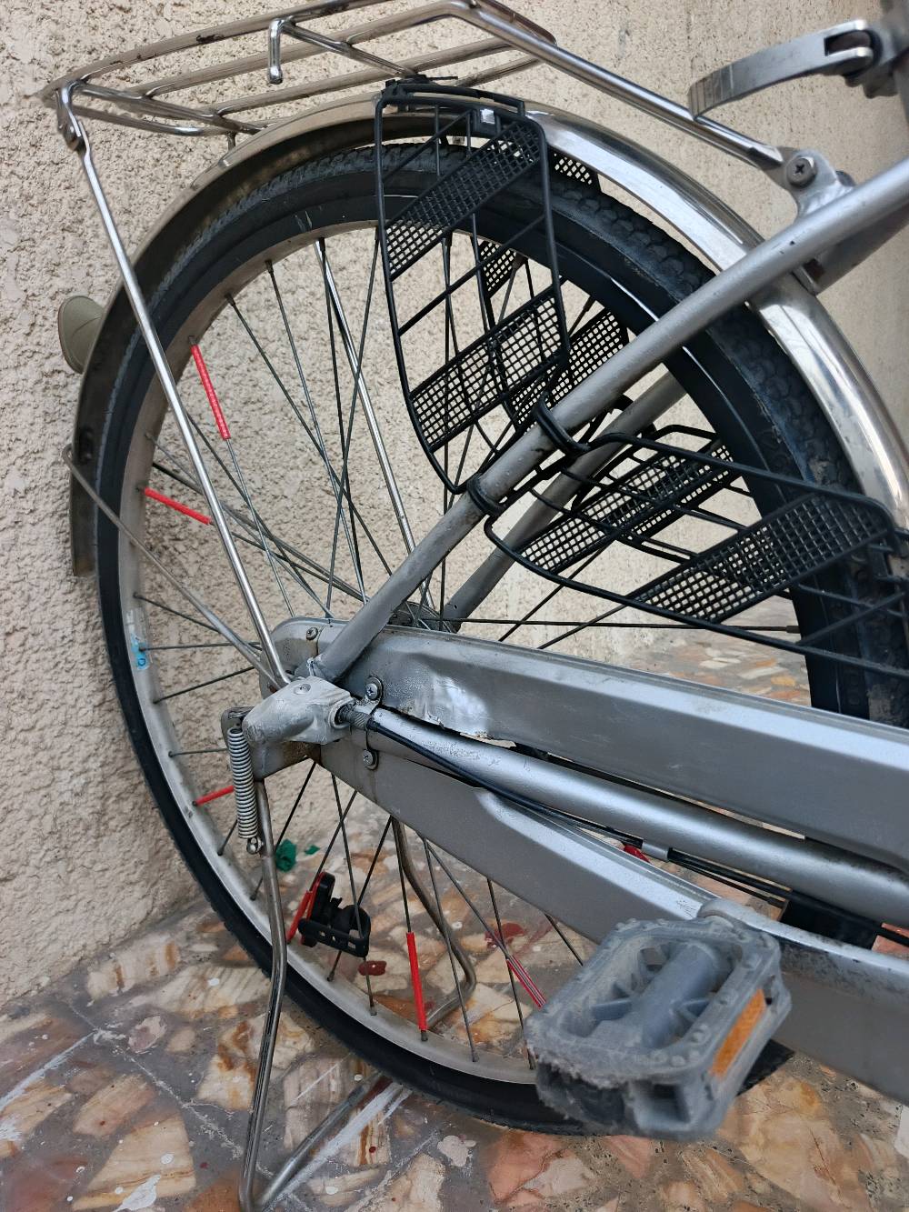 هذا البايسكل من ماركة "شيمانو"، مثالي للتنقل اليومي والرحلات القصيرة داخل المدينة. التصميم الأنيق والإطار المتين يجعلان من استخدامه تجربة مريحة وآمنة. يحتوي على ناقل حركة داخلي لسهولة التبديل بين السرعات وفقًا للحاجة. توفر السلة الخلفية مزيدًا من المساحة لحمل الأغراض الشخصية بسهولة.