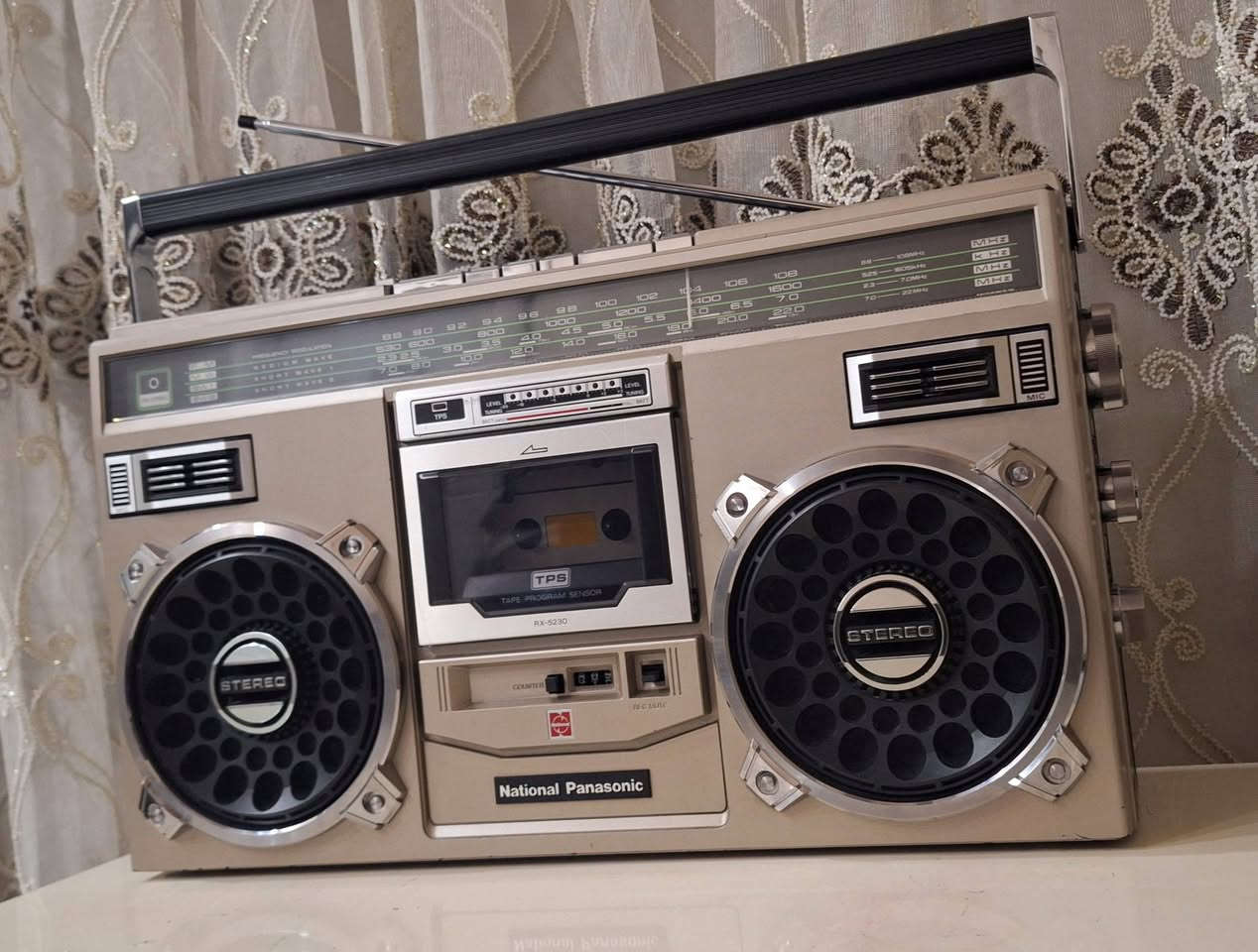 رادیو مسجل نشنال بانسونك یاباني اصلي    جهاز نضیف جدآ جدا  
صوت عالي ونقي  انتاج 1988 
يعمل على الكهرباء 220 فولت  المباشر او بطاريات عدد 8 کبیر 
موجات رادیو FM MW SW1 SW2 
توصیل  للحجز مراسلة الصفحة او مراسلة واتساب على الرقم ***********
