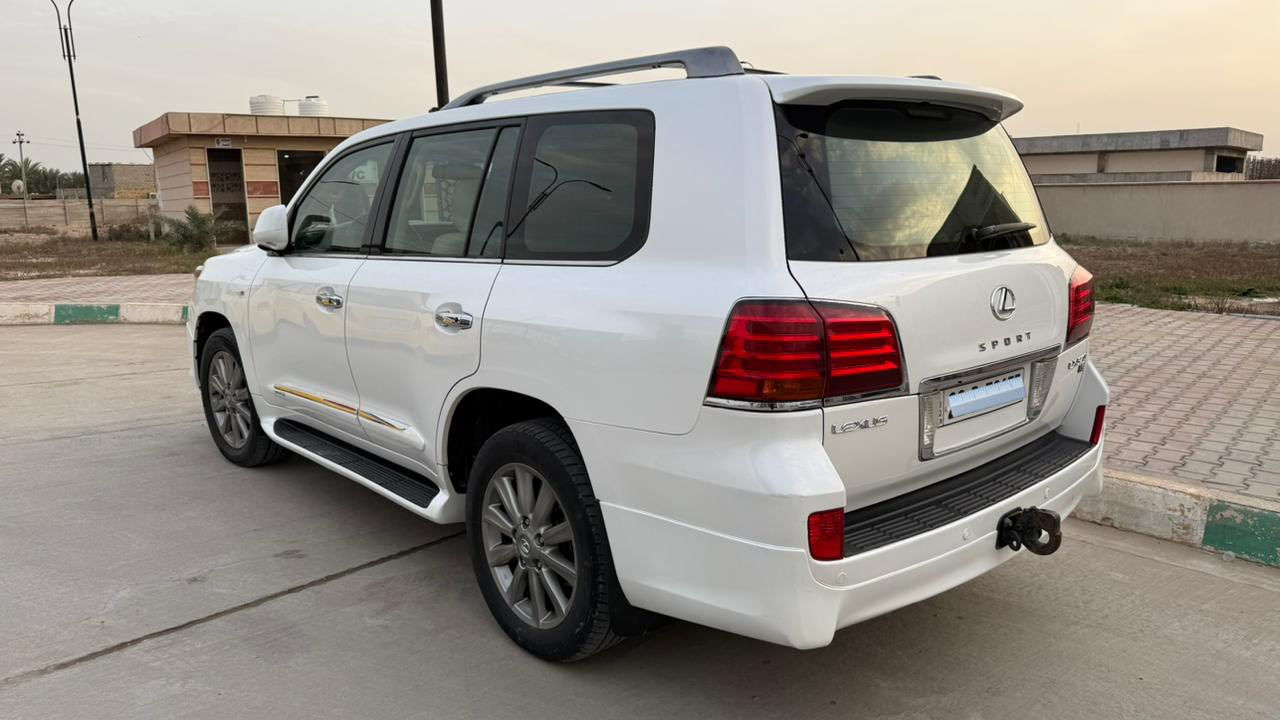 لكزس LX 570 S Sport
موديل 2011 ماشية 144km
رقم اربيل باسمي هزه وسنوية جديدة 
فول موصفات 1/1 
كير محرك مامفتوح 
حدادية جديدة 
مكفوله من الصبغ والتبديل
فقط بارد بسيط باب السايق و خشم الجاملغ 
سونار موجود 
السعر 370$ وبيها مجال
***********
