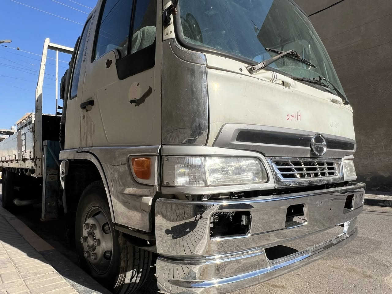 السلام عليكم هينو انكر ابو شفه كرين مخالف 3 سلايت إف اكس سياره مكفوله مكانه بالبصره مرقمه وكامله 195 حلوه سياره
حيل***********
