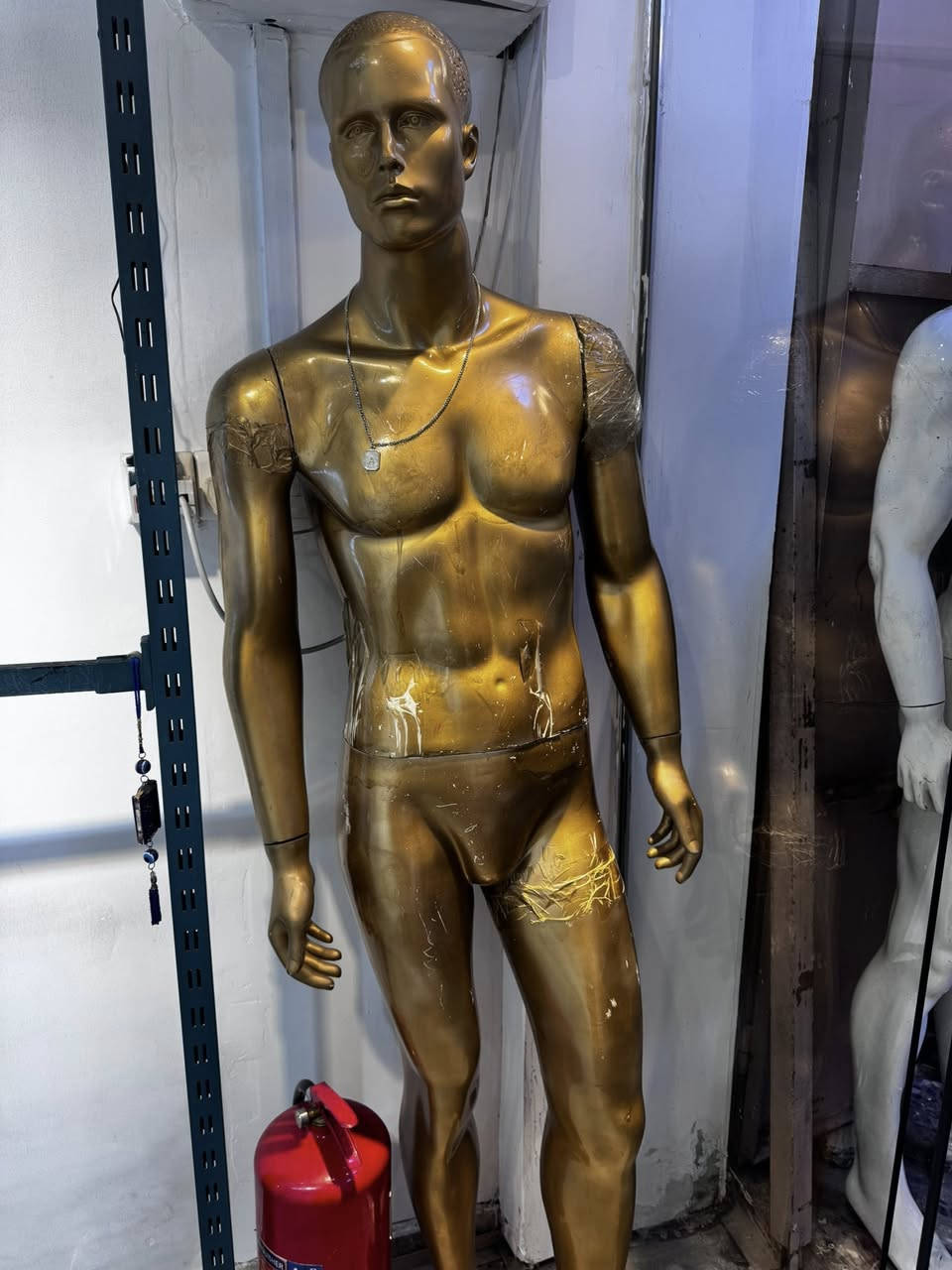 ديكور البيع كامل 
دنك حديد كامله عدد 8 
رف خشب عدد 1 
سبورت لايت موجه عدد 35
ملكانه عدد 2
مساطر ناره عدد 16 
بغداد البياع شارع 20 
***********
