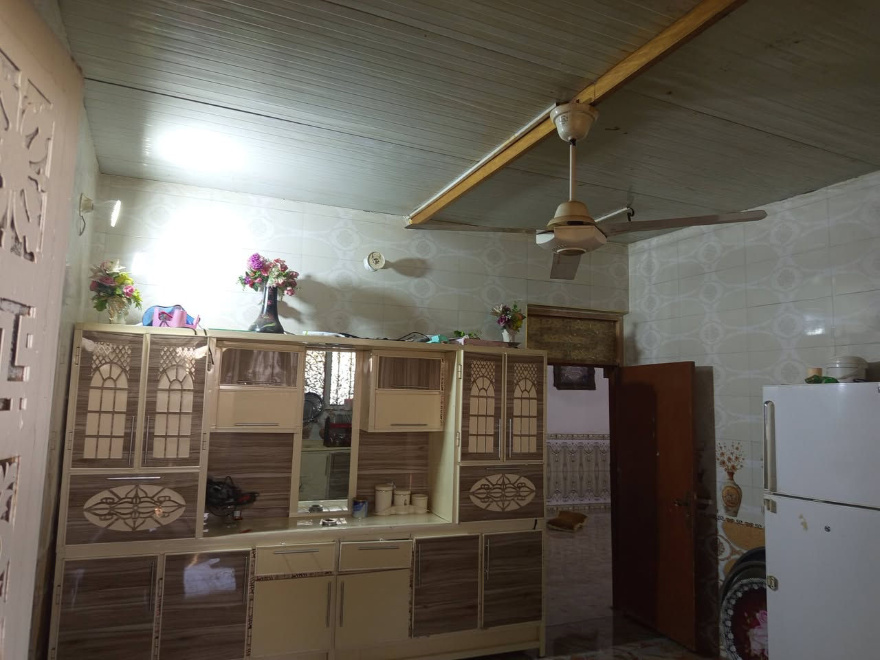 سلام عليكم دار للبيع مساحه 300 متر طابو زراعي سند 25ركن 
واجه البيت 15متر ×نزال 20
يحتوي على غرفتين 5×4
صاله 4×8
مطبخ4×4
ستقبال 6×4
حمام داخلي وصحيات خارجيه 
لبيت بي كراجشياره11×5 وبي سقيفتين 
 حدايق ثنين وحده داخليه وحده خارجيه
وتركخلفي مساحته متر بيت جاهز وبناء كله درجه اولى مناحيه لبناء وسيراميك كله درجه اولى كهرباء تيل باب لبيت مي البي يبعد نص متر يبعد عن شارع لعام  500 متر مكان دار خلف حسينيه جوادين قرب محطه الغياث لاستفسار الاتصال ***********
