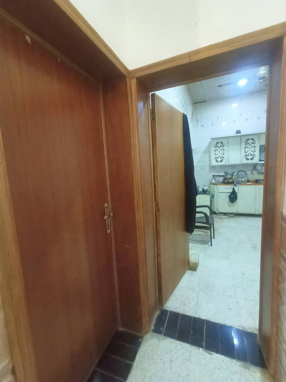 #اعادة_نشر
بيت للبيع مساحة ١٢٢ بناء حديث مسلح طابقين. 
الطابق الاول: غرفة براني مطبخ هول صحيات داخلية وخارجية. 
الطابق الثاني: غرفتين وهول وصحيات مع سطح داخلي. 
الموقع: القشلة قرب جامع المدينة. 
لمعرفة السعر والتفاصيل مراسلتي او الاتصال *********** متوفر واتساب ايضا.
