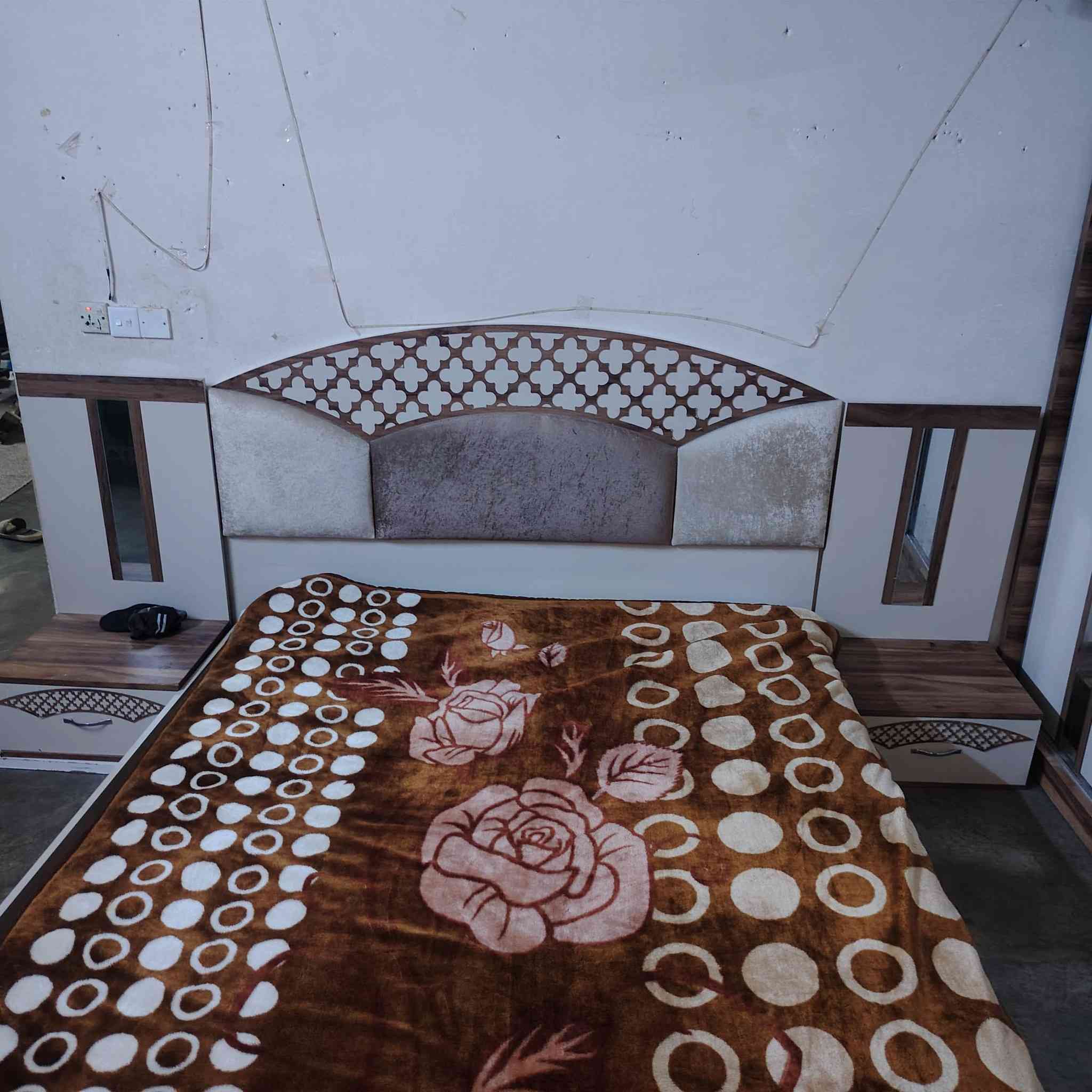 السلام عليكم
غرفة اخشاب مستعمله قليل اخت الجديده السعر 350 وبيها مجال الشراي.. يتصل ع رقم ***********
