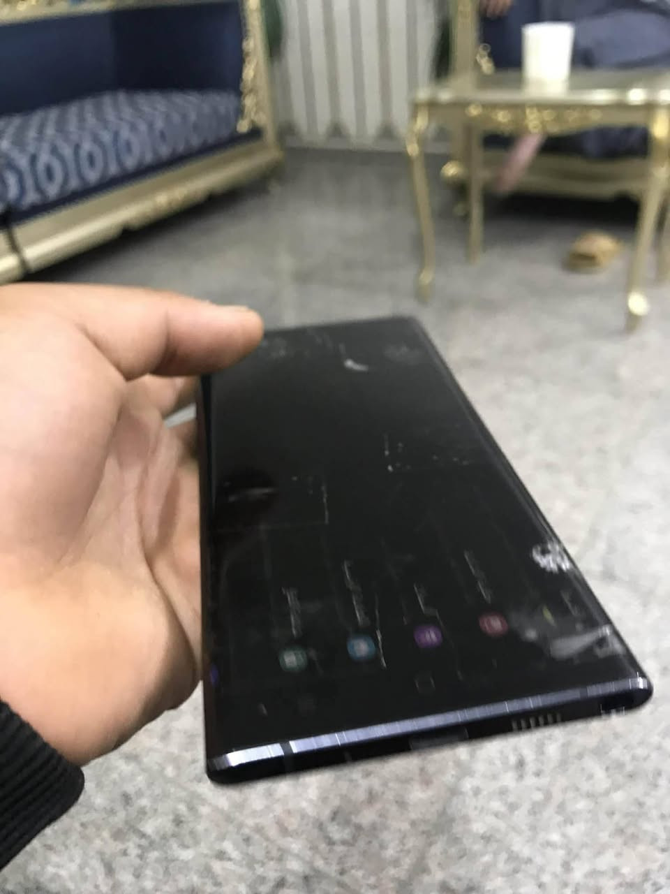 السلام عليكم اخوان جهاز سامسونج كلكسي نوت 10 بلاس  5g  شاشه 120 هيرتز تلفووون يخبل كله شغال صوت اتصال بصمه اصبع مرحبا وجه كلشي كلشي ونضيف وما مفتوح نهائيا اخوان الجهاز فقط وكع مني و وكف المس بس بل قلم يلمس يمكن شريط فالت مال لمس بس اني ماعندي اسوي قيم واخذ مكاني بغداد الزعفرانية ***********
