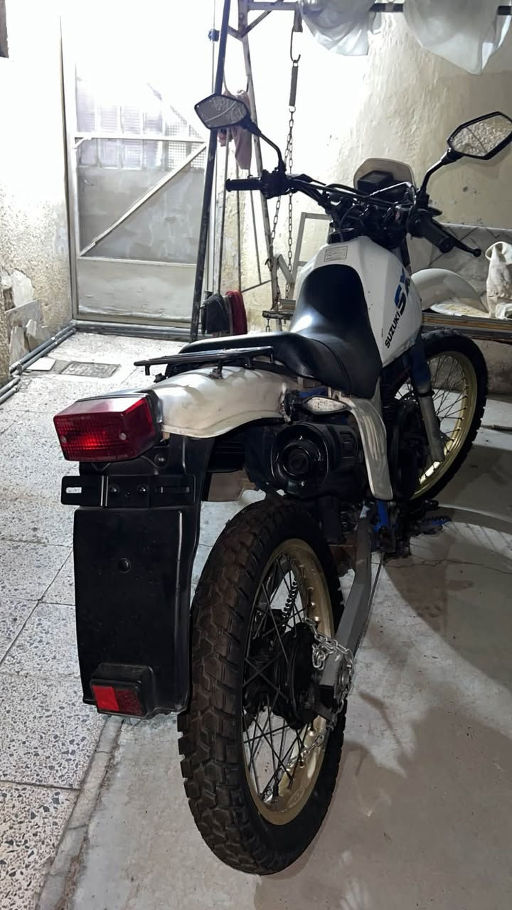 السلام عليكم
دراجه قفاز سزوكي ياباني محرك 250cc دراجه جديدة للاخير كهربائيات شغاله  ودراجه جديده 
سعر 16 وبيه مجال عنواني بغداد الشعب 
***********
