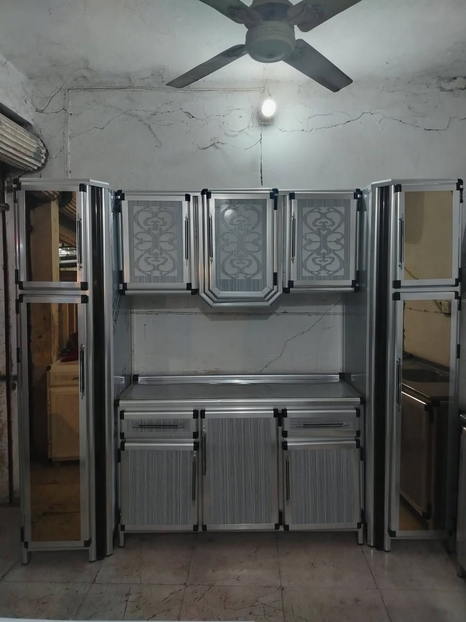 للبيع كونتر ارضى ملحق مترين نص ابو بوفيه اخ جديد شرط نضافتو ٩٥ بل ١٠٠ سنك ١٣٠سم تقيل سعر ٤٥٠ بي مجال *********** اسيا *********** مكان موصل
