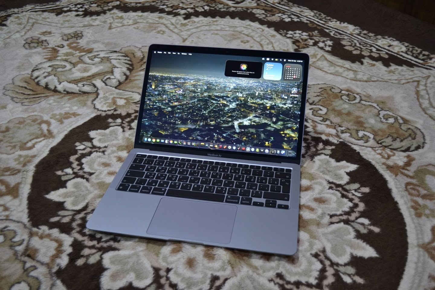 العنوان:
ماكبوك إير M1 (2020) – 8GB RAM – 256GB SSD – نظيف جداً

الوصف:
لابتوب Apple MacBook Air M1 إصدار 2020، بحالة ممتازة واستخدام خفيف.

المواصفات:

معالج Apple M1

ذاكرة 8GB RAM

تخزين 256GB SSD

بطارية 95% (أداء ممتاز)

الحالة:

الجهاز يعمل بشكل ممتاز بدون أي مشاكل

نظيف جداً ومُحافظ عليه

يوجد خدش خفيف جداً على الشاشة، لا يُلاحظ أثناء الاستخدام الطبيعي ويظهر فقط بزوايا معينة ومع إضاءة قوية

يوجد أثر بسيط جداً على الهيكل الخارجي

المرفقات:

الشاحن الأصلي

Macbook Box

ملاحظة:
الجهاز جاهز للاستخدام مباشرة
لأي تفاصيل إضافية، تواصل على الخاص

السعر:
650,000 دينار عراقي (قابل للتفاوض بالمعقول)
English Only...


**إذا كنت صاحب هذا الإعلان وتريد حذفه لأي سبب، رجاءا أرسل رسالة إلى الدعم الفني**