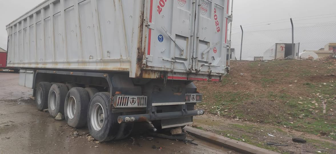 بودي قلاب ٤دنكير دبل تاير حداد وعد خنجر مربوط على سياره فالفو سنكل امامي احمر 2005 اوتوماتيك 
موجود في معرض الرزاق شارع مطار مقابل جسر حزيران كركوك
***********
