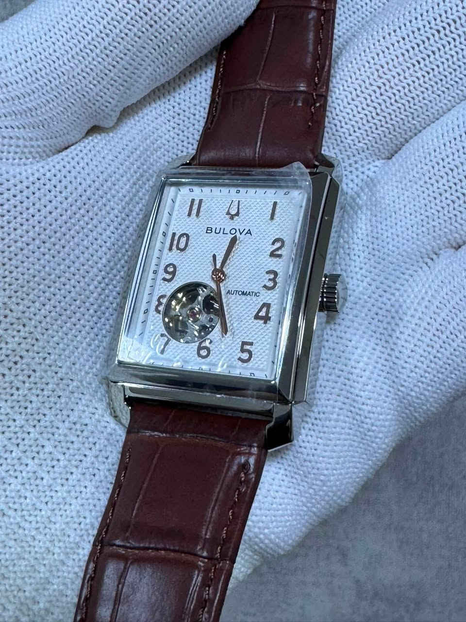 المميزة BULOVA بحركة اوتماتيك قطعة جداً جميلة
للحجز راسلونا عالخاص او وتساب ***********
