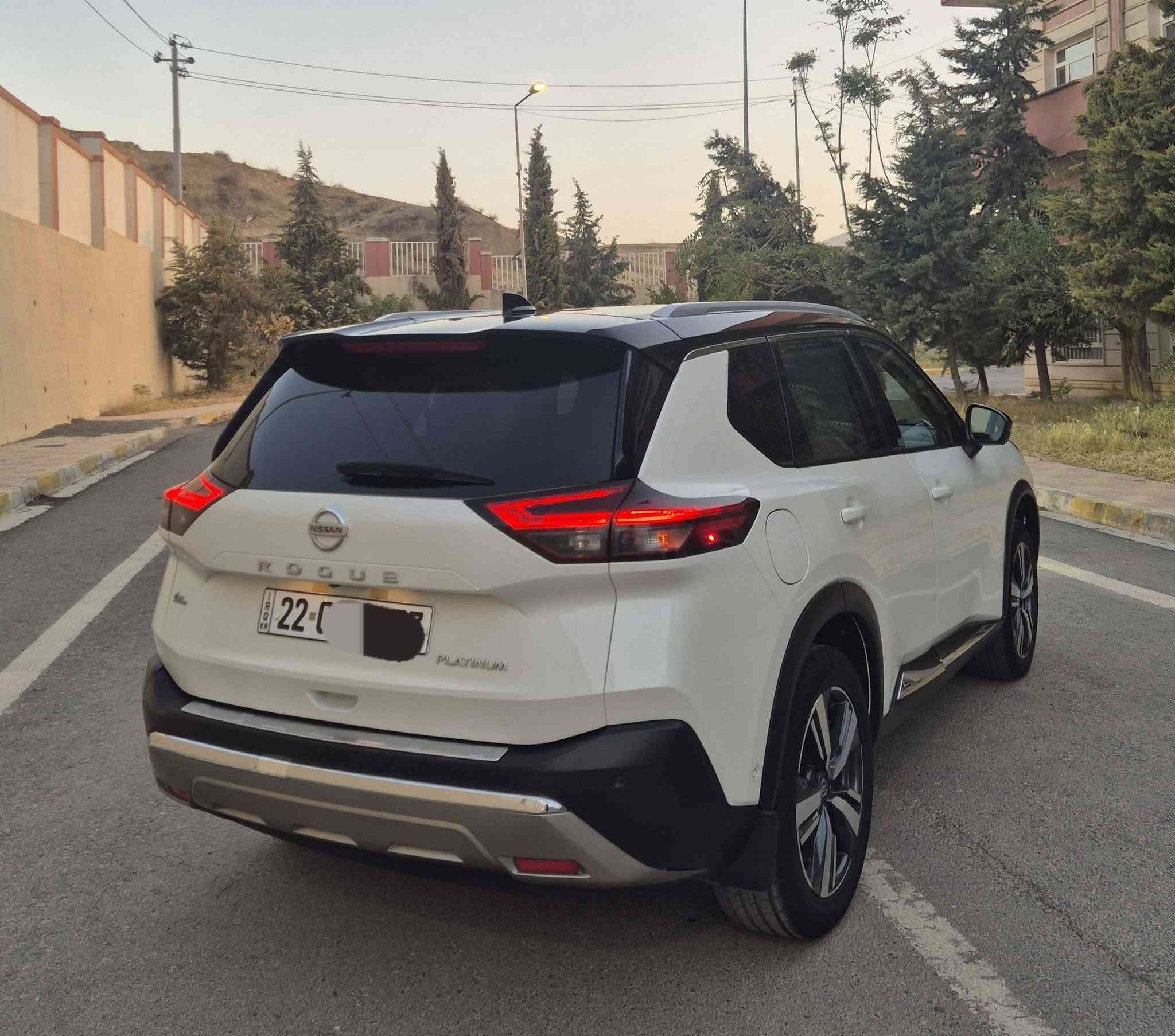 بسم اللە الرحمن الرحیم
نيسان روج 2021  platinum اعلی مواصفات ۱/ ۱ بس بدون فورویل
محرك ٤ سلندر 2500 cc 
جملغ و باب عکس سائق مبدل بلادی بدون صبغ و نصف بونت و باب خلف عکس سائق صبغ
زاویه بنوراما بالسقف شویه بها معدل علی PDR  رقم شاصی و سونار داخل منشور
ايرباك ستیرن و بردات سستم ، دشبول ماطاك شرط ماشی ٥٦ میل
فوول مواصفات بلاتنیوم معروفه :
بصمه تشغیل عن بعد بانوراما داتاشو داخل مشمشی رنكات ۱۹ انج
5 كاميرة قيادة الية قيادة نظام ايكو وستاندرد و صبورت رادار  ۳٦۰ حساسات خلفيه 
توقف ذاتی كشن جلد كشن كهربائي  
كشن هيتر كشنات خلفی تدفئه سكان هيتر    
لايتات متركس ال اي دي (زينون)
لايتات تفاعليه ويه رادار تقوه وتضعف
بك لايت لد شفتات بل ستيرن
٥ بصمات جميع ابواب وصندوق
رادار امامي وجانبي وخلفي
نقط عمياء خروج عن مسار
توقف الى خلف في حالة تنبئ بل اصطدام
توقف ذاتي في حالة تنبئ بل اصطدام من امام
هندبريك بصمه اوتوهولد بريك بل ازدحام
تحكم ستيرن جهتين جامات الخلفي برده
صندوق كهربائي .......
گیر و محرک تحویل غرامات کلە بشرط سیاره رقم اربیل دولی تحویل و وکالە شرط 
*********** viber & watsapp
