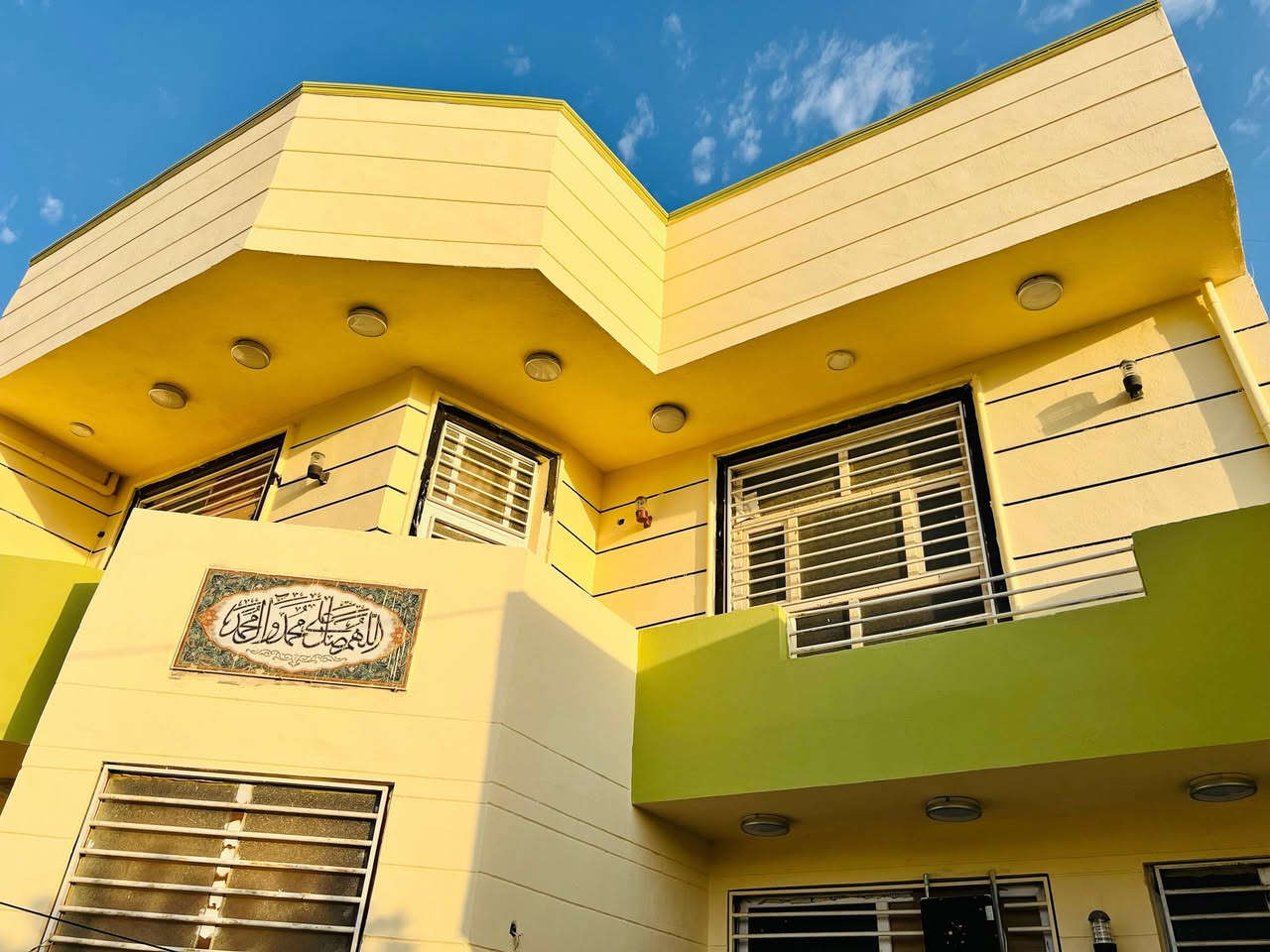 السلام عليكم ورحمة الله وبركاته
بيت للبيع سند ٢٥ طابو زراعي طابقين مساحة ٢٠٠ متر مربع يحتوي الطابق الأول على ٢ غرف نوم + مطبخ كبير +صالة كبيرة + هول كبير + درج + محجر دور + حمام داخلي +حمام خارجي + طارمة وكراح سيارة
الطابق الثاني يحتوي على ٢غرفة نوم كبيرة + هول كبير + سطح مطبك فرشي كامل + سطح ثاني مطبك فرشي كامل
البيت سيراميك + ديكورات جبسن بورد + كهرباء ثري فيز + خط مولدة
عرض الشارع ١٠ متر منطقة هدؤ والجيران ناس اخلاقهم وطيبتهم تسبق سمعتهم
ورديه خارج شارع البحمير
العنوان قرب النائب حبيب حلاوي /  ابو مصطفى للعقار  ***********  السعر خاص
