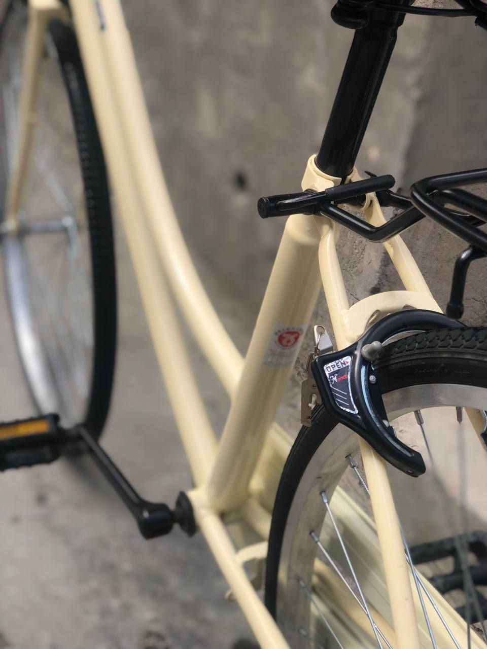 سلام عليكم بايسكل البيع بناتي سانتوس بايسكل نضيف مسطره ثنين قفل موجود جاملغ لايت مالته موجود (سعر100)الف وبي مجال دسك بريكات شغاله امامي خلفي كشن العنوان بغداد العبيدي فكله حي نصر  رقمي***********
