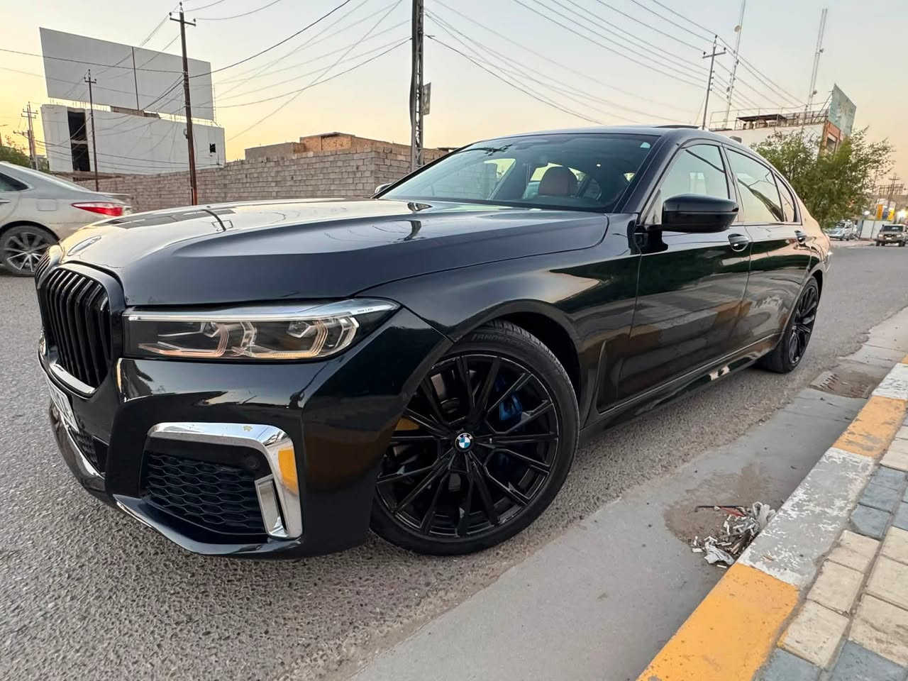 السلام عليكم 
للبيع او مراوس حسب القناعه بشي اقل منها
الوحشش بسعر بلاششش
BMW 750i
السياره  بلاك ادشن
موديل 22
M Package
السياره فىة كاربون 
تجي اعلى مواصفات بالسبعميه
اخوان مواصفاته متخلص 
يرادلي جريده فراح اختصر المنشور 
سياره وارد امريكي
بيه جاملغ ايسر وبنيد
بدون دواخل
ايرباك راجع سستم 
السياره جاهزه مابيه اي نقوصات
ماشيه 98 كيلو
السياره فوول من حساس التاير للبانوراما 
كلشي بيه انطيكم شويه من مواصفاته
1- محرك 8 سلندر يجي حجم 4.4cc
2-داخل جملي بلادي
3- داتا شوو عالدشبول
4- كامرات محيطيه
5- حساسات محيطيه
6- مختومه بالتكم ( كاربون ) 
7- تحكمات استيرن
8- استيرن كهرباء
9- تدفئه تبريد كشنات
10- تبريد قطعتين منفصلين
11- كشنات خلفيه كهرباء
12- كشنات اماميه كهرباء
13- بانوراما
14- جايه بلاك ادشن يعني يجي الشباك والوياله والنيكلات تجي كلها اسود
15-بردات خلفيه كهرباء
16- السياره X درايف من BMW يعني دفع رباعي 
17- داخل جلد طبعا 
18-اناره LED امامي خلفي من BMW
19- السياره مختومه علامة M بلاديه بالدوسات والستيرن
20- بيبان شفط طبعا 
21- نظام الصوت هارمن كاردن عالي المواصفات من BMW
22- صندوك كهرباء 
23- قياده اليه
24- اوتوو بارك تطبك السياره من وحده
25-مرايه وسطيه كهرباء 
26- مرايات جانبيه كهرباء
27- تحكم كشنات امامي خلفي كهرباء
28- وباقي مواصفات الBM
اخوان هوايه مواصفات 
مكان السياره بغداد او الانبار 
رقم بغداد انكليزي تحويل مباشر
السعر حيكون ب380$ وماكو هيج سعر لموديل 22
تحطيم الاسعار 

( ملاحظه ) للي يحب صور الحادث يراسلني خاص 

واي استفسار اني حاضر 

***********

***********

( محمد الصعب )
