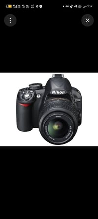 من الصور يظهر أن هذه الكاميرا هي Nikon D3100 مع عدسة AF-S DX NIKKOR 18...