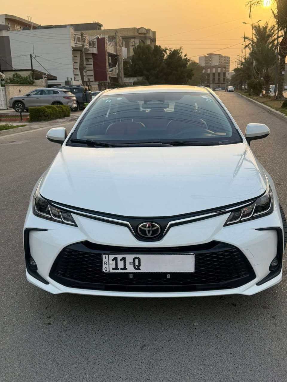 السلام عليكم حبايب .. رمضان كريم
كورلا هايبرد موديل 24 شكل الخليجي 
رقم بغداد. ب اسمي هزة وسنوية جديدة 
سيارة مكفولة عدا رصعة بالجاملغ بسيطة جداً
مواصفات السيارة.. 
داخل جلد احمر 
كامرة دوارة 360 
بصمة جنطة 
فتحة سقف
توقف ذاتي 
تحديد مسار .. لد زنون
وباقي المواصفات المعروفة مال كورلا
حبايب فقط الشراي يتصل ممتواجد عل فيس 
عنواني بغداد سيدية ***********
