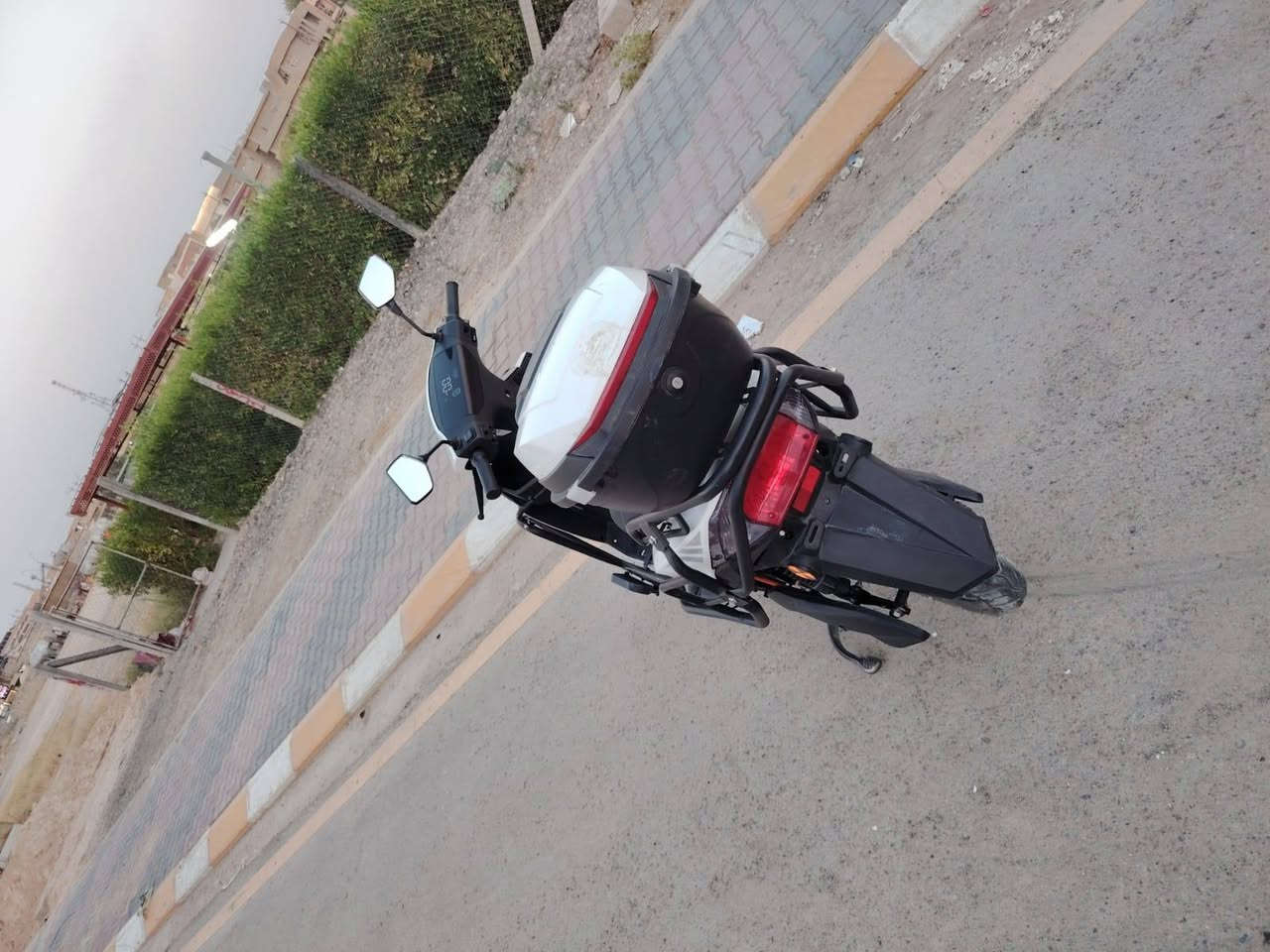 سعر قفل ٩٠٠ الف
دراجه شحن سكنس واحش 

بطاريه 6 

1بلوثوص صوت 

2اشاير يمنه وسيره 

3لايت زنون ثلجي 

4دراجه بعدهي جديده 

5دراجه مصار فتره من اخذته جديده

***********

