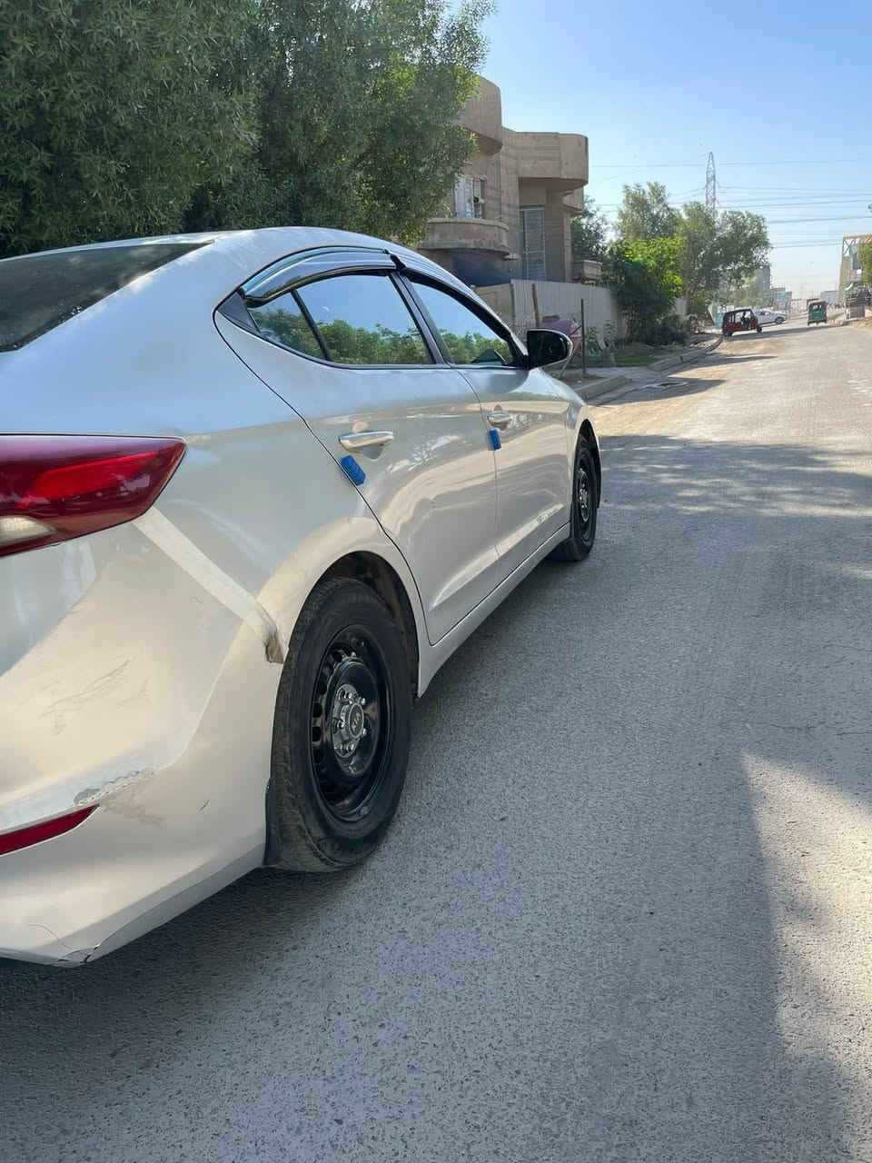 السلام عليكم الانترا 17 خليجي السياره كفاله عامة فقط بنيد مرشوش كلير بالعراق رقم اربيل الدولي باسمي شرط التحويل هزة وسنويه جديدة منضومة تبريد جديدة قبل اسبوع شادها بالقصر الابيض ب700 الف تخم تاير جديد ادامة كامله للسياره 
المواصفات 
تبريد قطعتين❄️
كروز مثبت سرعه
تحكم استيرن جهتين 
اشاير بالمري 
سستم صوت 
وبعد بيها مواصفات 
السعر 95 وبيها مجال مكاني بغداد قرب بسمايه هـ***********
