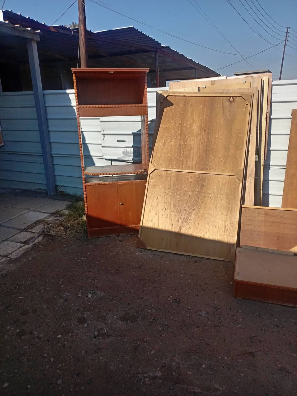 سلام عليكم غرفه نوم لبيع مستعمله مستعجل عليه ٣٠٠ وبيها مجال مكان ابو غريب حميد شعبان ***********
