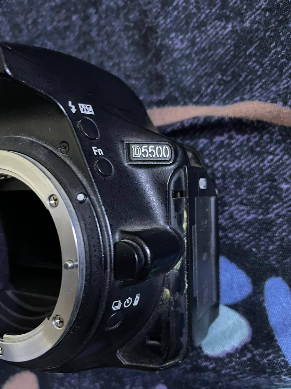 للبيع: كاميرا Nikon D5500 مع عدسة 18-140mm VR
​أهم مواصفات الكاميرا (Nikon D5500):
​دقة التصوير: 24.2 ميجابكسل (تعطيك صوراً واضحة جداً وتفاصيل دقيقة حتى عند التكبير).
​الشاشة: شاشة 3.2 بوصة بالكامل لمس (Touch) ومتحركة بجميع الاتجاهات (تفيد جداً في تصوير السيلفي والفلوقات).
​الاتصال: تحتوي على Wi-Fi مدمج (تسمح لك بنقل الصور فوراً للموبايل والتحكم بالكاميرا عن بعد).
​تصوير الفيديو: دقة Full HD بسرعة تصل إلى 60 إطار في الثانية (حركة الفيديو تكون ناعمة واحترافية).
​الفوكس (Focus): نظام فوكس سريع بـ 39 نقطة تركيز، ممتاز لتصوير الأجسام المتحركة.
​الوزن: تصميم "مونوكوك" خفيف جداً، مريحة للحمل في السفر والطلعات الطويلة.
​مواصفات العدسة الشاملة (18-140mm VR):
​المدى: عدسة شاملة (All-in-one) تعطيك زاوية عريضة للمناظر الطبيعية وزوم قوي للصور الشخصية (Portrait) وتقريب الأشياء البعيدة.
​مانع الاهتزاز (VR): نظام تقليل الاهتزاز يساعدك على التقاط صور حادة حتى لو كانت يدك ترجف قليلاً أو في الإضاءة الضعيفة.
​جودة الزجاج: تحتوي على عناصر زجاجية (ED) لمنع تشوه الألوان وضمان أعلى نقاء للصورة.
​نقاط قوة تذكرها في إعلانك (حسب صورك):
​عدسة مطورة: اذكر أنها ليست العدسة التقليدية (18-55)، بل العدسة الأغلى والأقوى (18-140).
​نظافة الحساس: إذا كان الحساس نظيفاً، اذكر ذلك.
​الملحقات: اذكر إذا كان معها (الحقيبة، الشاحن الأصلي، البطارية، الذاكرة).
سعر 550 الف وبيها مجال مكاني بغداد واكو توصيل
للتواصل *********** واكو واتساب
