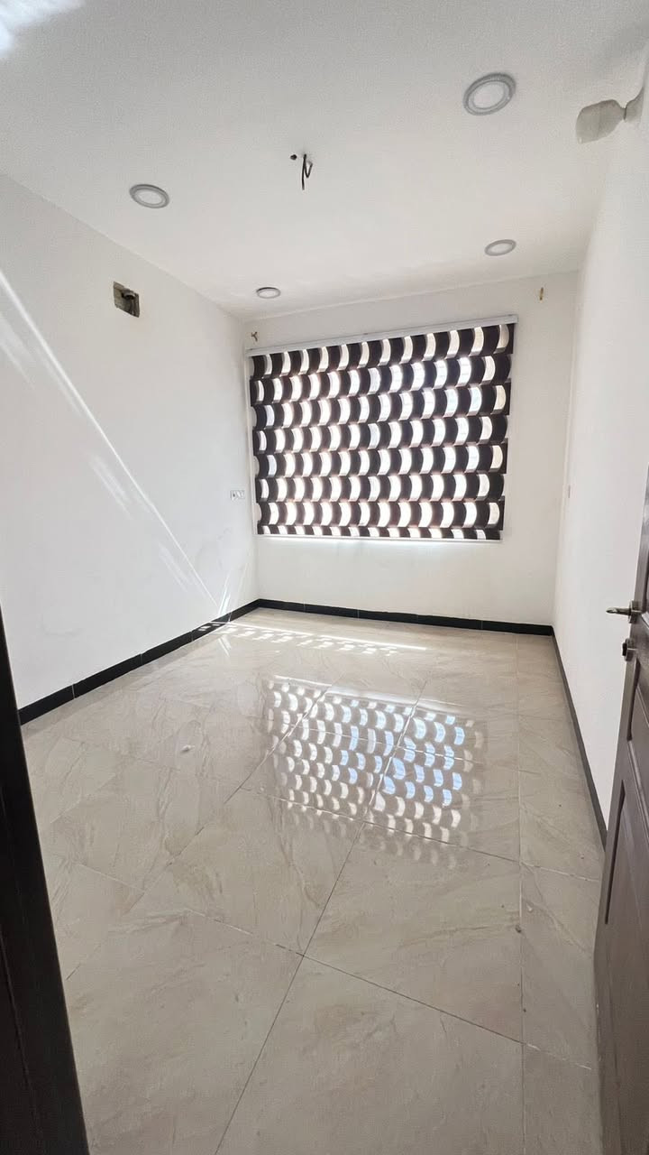 بيت نضيف للبيع
طابقين ونص الطابق الارضي بي استقبال وهول ومطبخ وغرفة نوم وصحيات
والطابق الاول بي تلث غرف نوم وصحيات 
والطابق الثاني منور وسطحين 
منطقة  الشالجيه مضرب الدبات 
رقم الهاتف 
***********
١٠٠ متر واجهه ٥ نزال ٢٥
