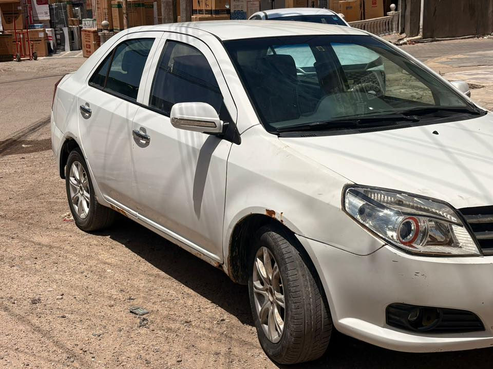 سيارة بلادية موديل ٢٠١٣
بس شوية خياس بيها وتبخير قليل بدون تنقيص 
سعرها 30 مكانها بغداد الغدير ساحة ميسلون
***********
