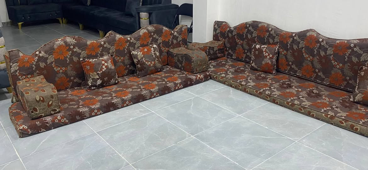 جلسة عربية قماش وجهين واسفنج مضغوط درجة أولى
السعر ٢٠٠ ألف وبيها مجال بسيط 
للاستفسار   ***********
