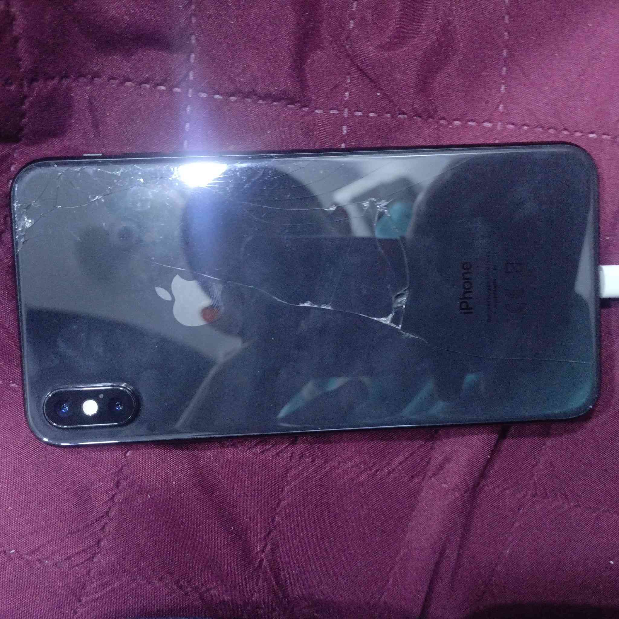 السلام عليكم للبيع ايفون xsmax
256 بطارية ٧٦ تفاصيل كدامكم بالصورة كامرات اماميه نتيجه الوكعه فصلت وضهر نفطر والشاشه كدامكم 
باقي مكفول كلة شغال  السعر ١٧٥ مع المجال للشراي 
مكاني بغداد الكرادة
***********
