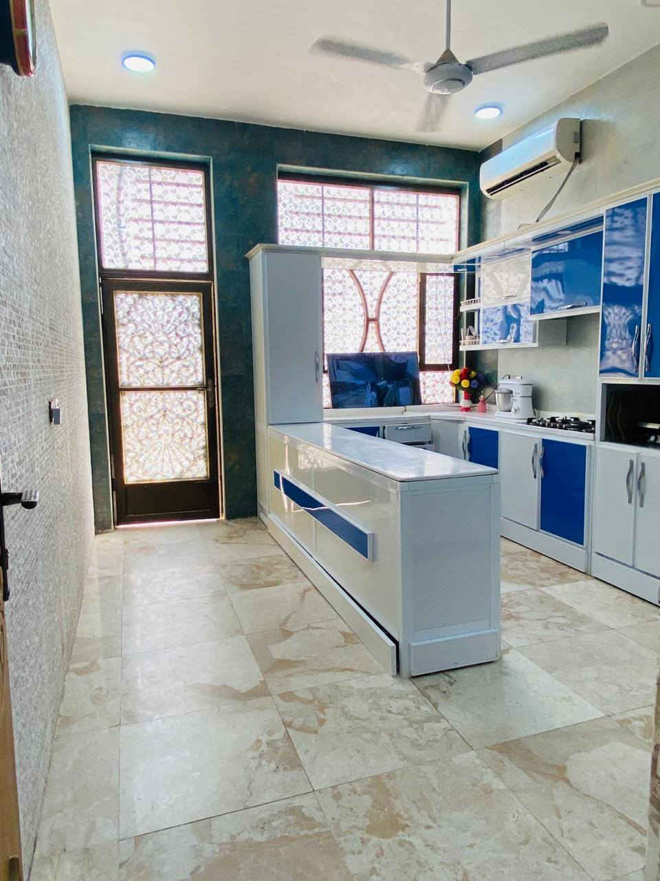 سلام عليكم 
بيت مساحته ٣٠٠ م بناء حديث ٢٠٢٢ 
بابل حله  طهمازيه على شارع شريفه بنت الحسن ع العام قرب مؤسسه اهل البيت 
البيت طابقين ومرمر الطابق الاول والثاني والسيراميك اسباني 
لباقي التفاصيل اتصل على الرقم 
*********** واتساب 
***********
