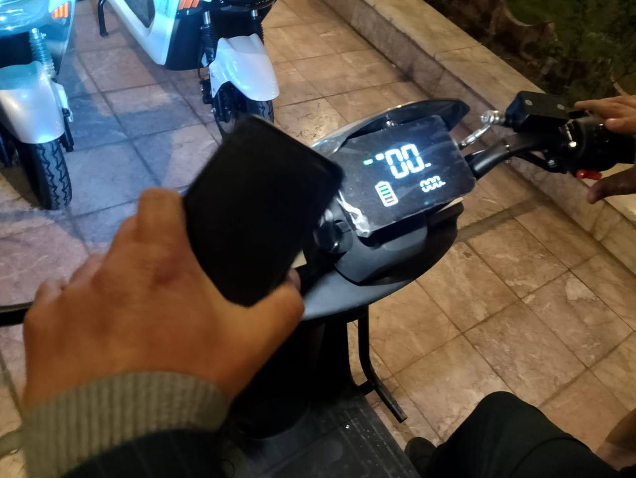 عليكم دراجات شحن للبيع جمله او مفرد اتصال على الرقم  ***********‬
- دراجات كواما استيراد خاص 
- بطارية حامضي  72 ڤولت و 38 امبير بعدد 6 بطاريات.
- حجم الملف من 2500 الى 3400 واط.
- حجم الويل 12 و الفرامل دسك امامي خلفي.
- السرعة 88 Km و مدى المسافة للشحنة الواحدة هو 95 Km الى 100 Km . 
- نظام تشغيل بالبصمة و السويچ ايضاً.
- دبل اشارة.
-اللون ابيض - اسود - سلفر - بنفسجي متغير 
-مع هديه صندوق وسيبايه حديد لاصحاب الدلفري 
- مع درع امامي وخلفي 
- عنوانا بغداد 
- للمهتم زياره صاله العرض مع خصم كبير لاصحاب المحلات والتوصيل والمطاعم 
 ‭ *********** -
- لمعرفه الاسعار التصال على الرقام البيع نقد فقط
ملاحظه ضمان بطاريه لمده
