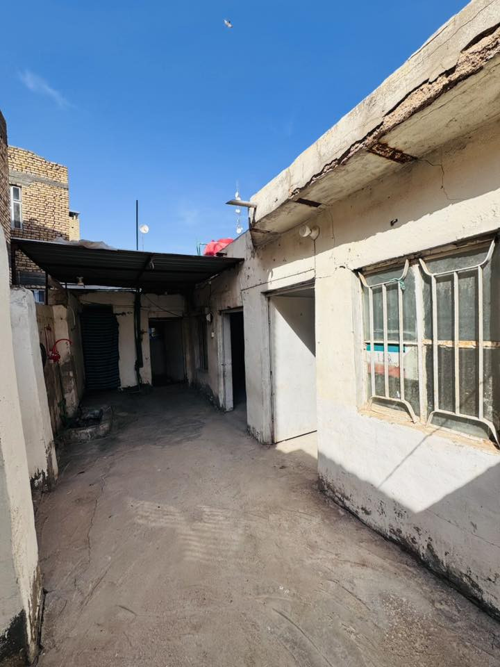 بيت للأيجار بالغربي بشارع مجمع حسين الصائغ 
غرفتين + حمامات 
البيت بدحو
البيت مال عائلة صغيرة 
سعر الايجار  ١٩٠ الشهر وبي مجال 
للاستفسار  اتصال او واتساب ***********
