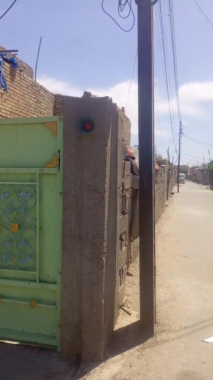 بيت مساحه 240 حي نصر حي رباب مشمول بتطويب
غرفتين نوم 5في4 صاله 10في3ونص مطبخ 4في 3 طابق ثاني غرفه مسلح مطبكه ومطبخ سندويج ترك 3ونص يصلح محلات اوملحق ركن على شارعين رئيسي يربط بسياحي وحي نصر  سعر85 لاستفسار *********** يتوفر واتساب اومراسلت صفحه
