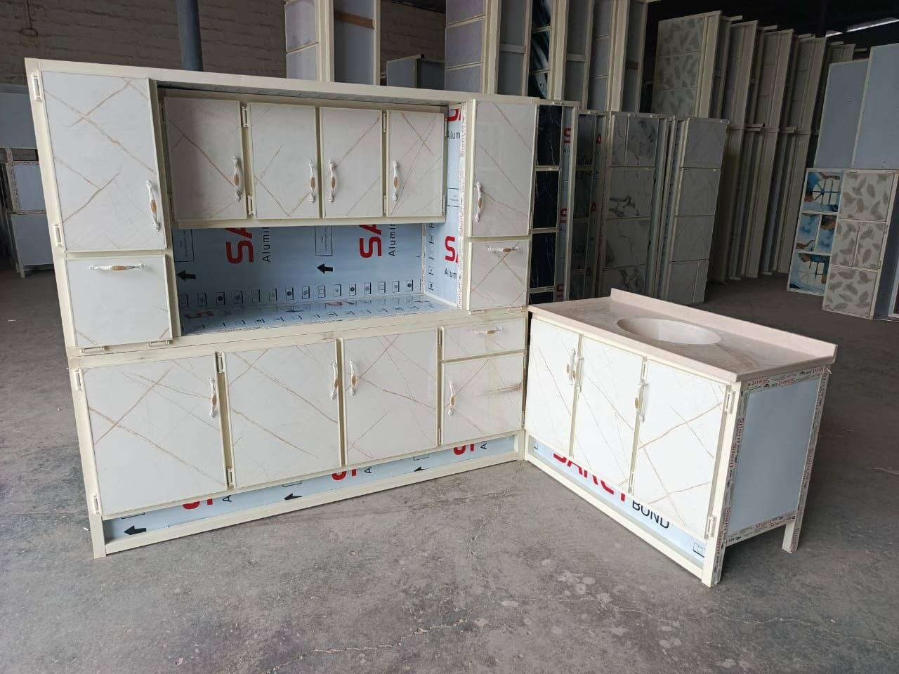 *********** 
ثلاث قطع كاونتر وملحق مترين وسنك مرمر متر و20 سعر 335 سطح الكاونتر مقوى بالخشب
