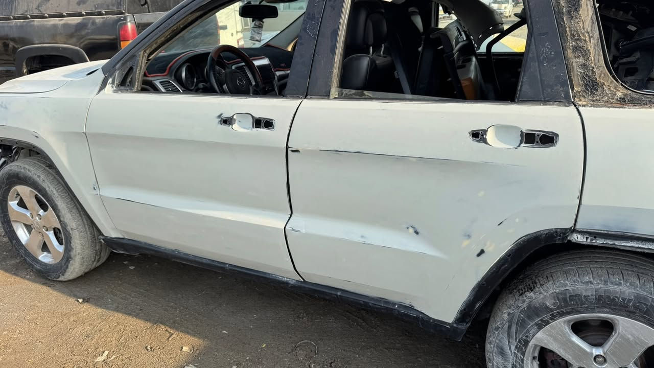 عندي جيب لاريدو فتحة جلد كاميرا حساسات خلفية إشارات بالمرايا
جاهزة من كل امور
كان بيها جراد لان لون اسود صبغناها عام 
صور واضحة قبل صبغ وبعد صبغ 
حادث امريكا كلين 
أبيع اقساط إلى موظف فقط
مدة اقساط ٢٠ شهر او سنة ونص
١٧٥ ورقة بالأقساط 
***********
